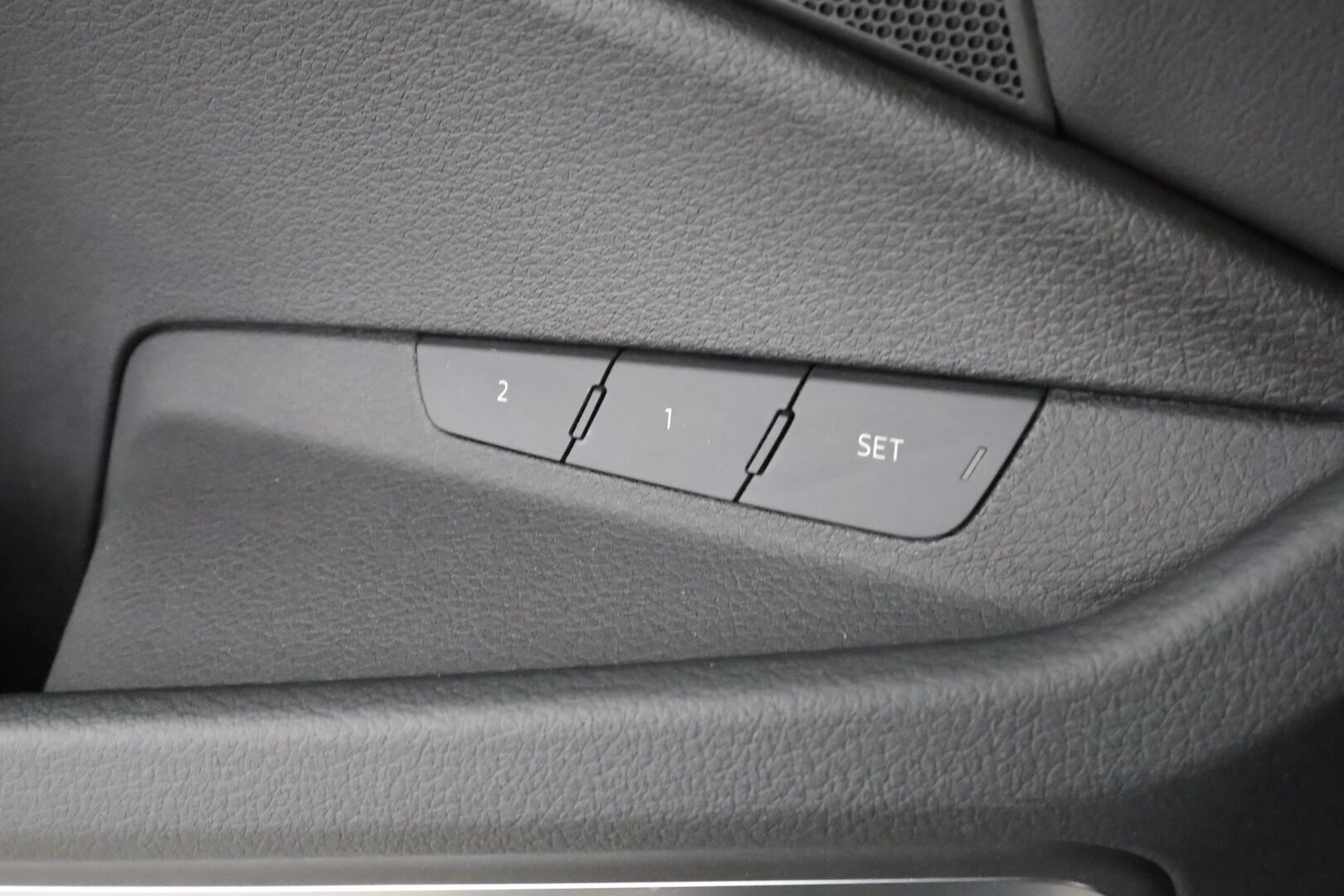 AUDI E-TRON 2023 55 Quattro 503hv * ACC / Akkukäyttöinen lisälämmitin / Koukku / Panorama / 360-kamera / Muistinahat / Matrix-LED / Keyless * - Koti & Kauppalaturi