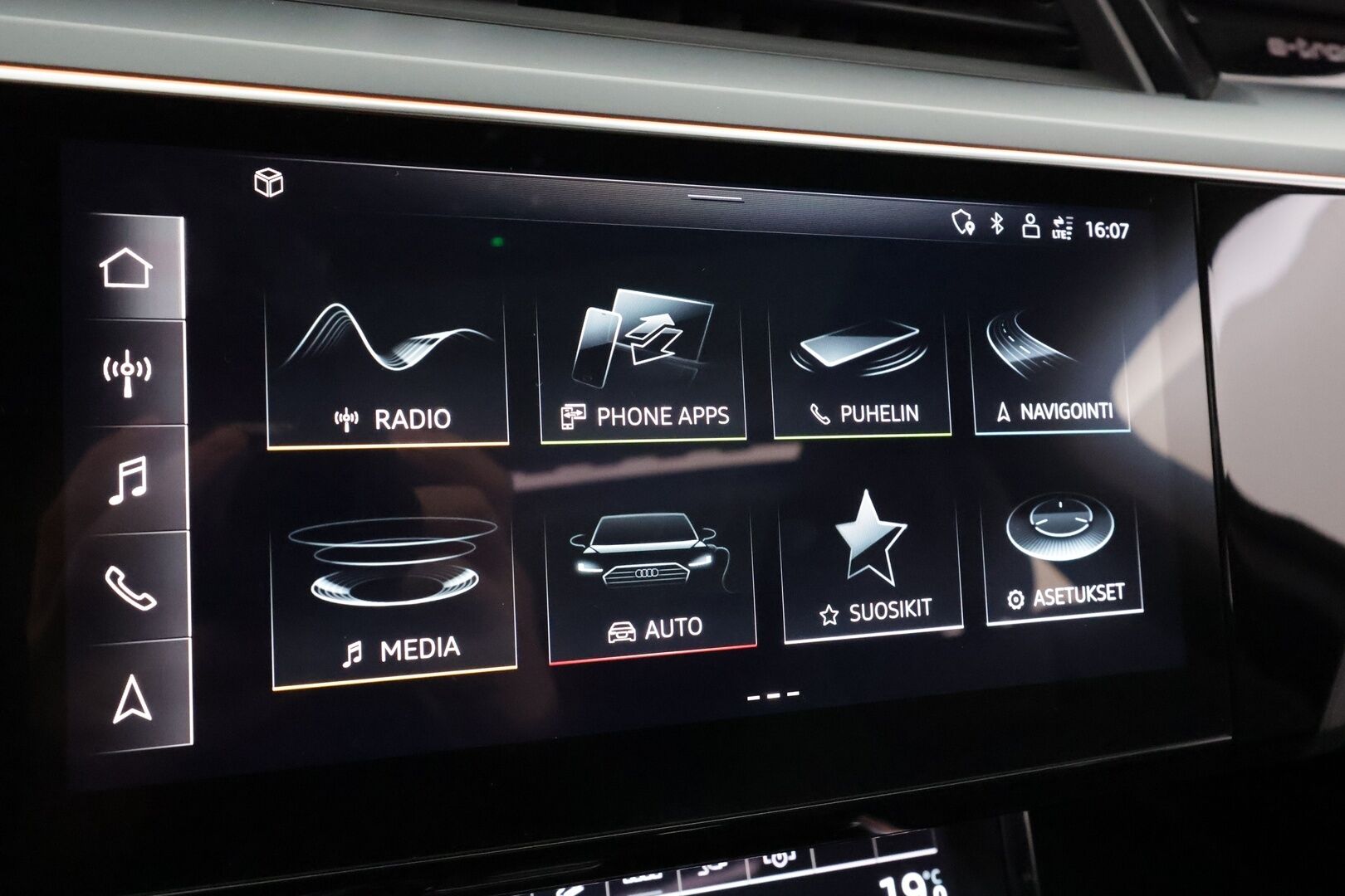 AUDI E-TRON 2023 55 Quattro 503hv * ACC / Akkukäyttöinen lisälämmitin / Koukku / Panorama / 360-kamera / Muistinahat / Matrix-LED / Keyless * - Koti & Kauppalaturi