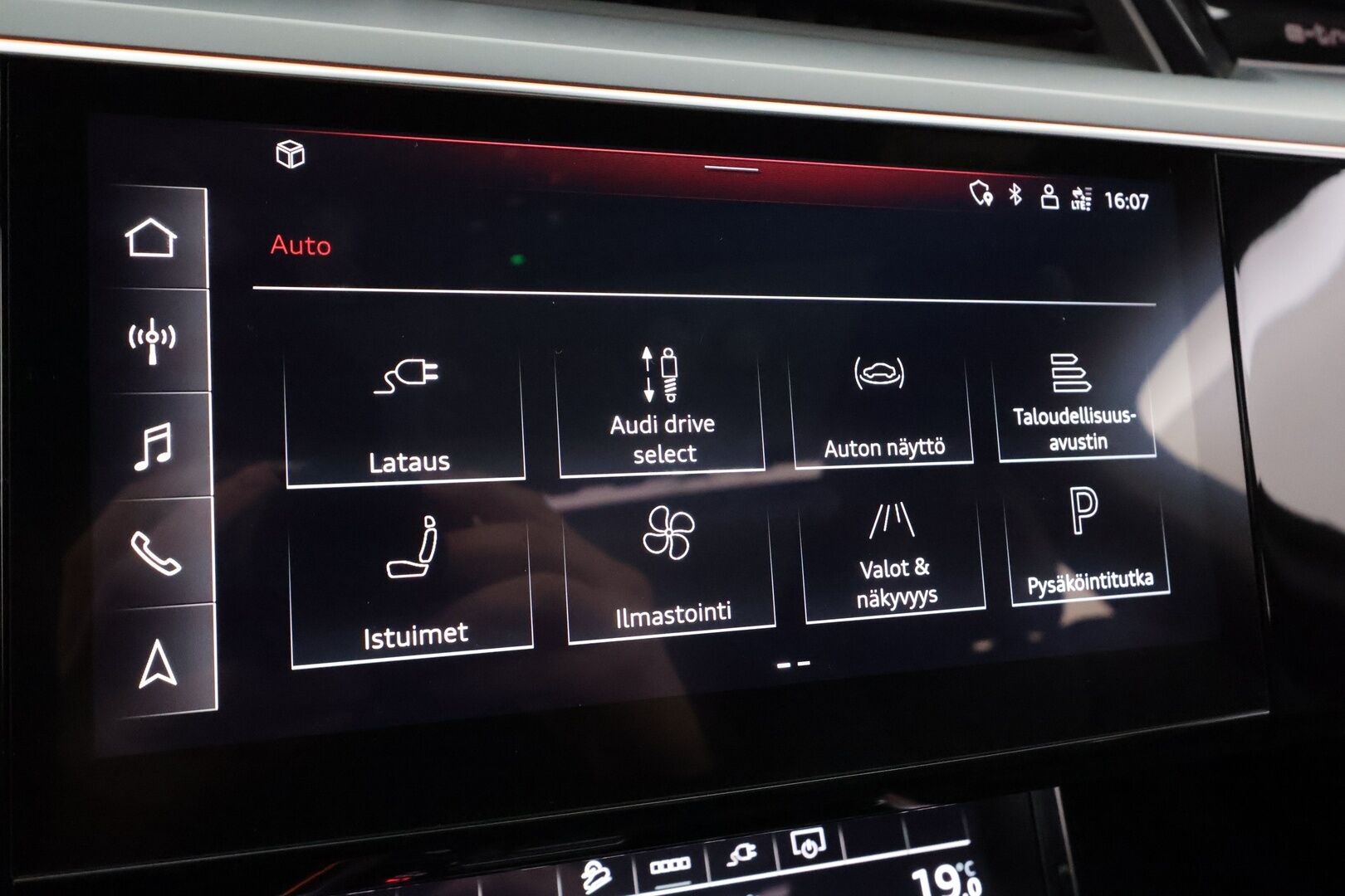AUDI E-TRON 2023 55 Quattro 503hv * ACC / Akkukäyttöinen lisälämmitin / Koukku / Panorama / 360-kamera / Muistinahat / Matrix-LED / Keyless * - Koti & Kauppalaturi