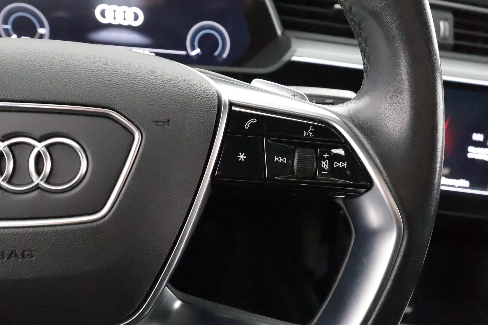 AUDI E-TRON 2023 55 Quattro 503hv * ACC / Akkukäyttöinen lisälämmitin / Koukku / Panorama / 360-kamera / Muistinahat / Matrix-LED / Keyless * - Koti & Kauppalaturi