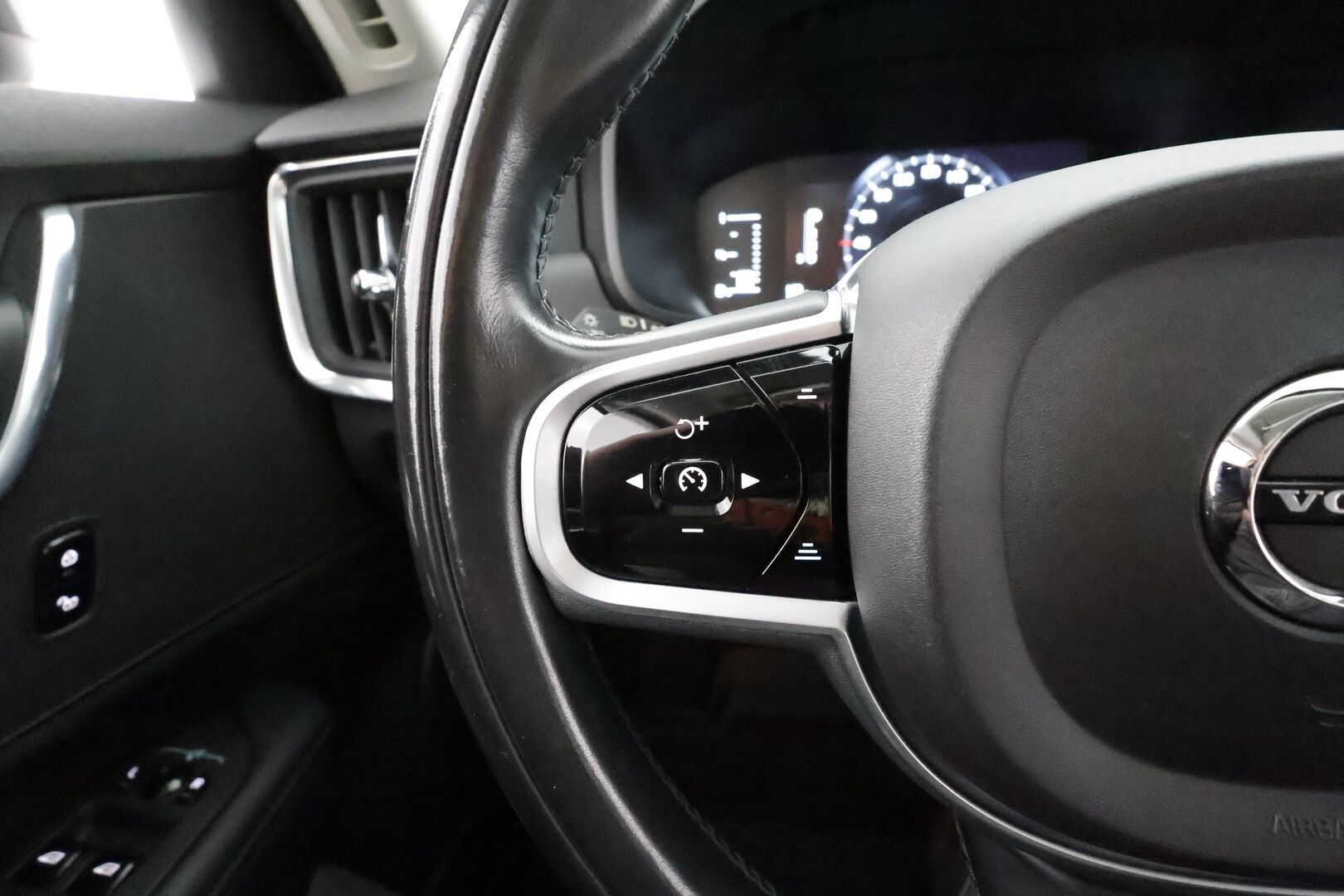Volvo V90 CROSS COUNTRY 2018 D4 AWD Advanced aut * ACC / Webasto / Navi / LED / P.tutka / VOC / Ratinlämmitin * - Kahdet renkaat aluvanteilla / Huollettu 111tkm / Ei Adblue!