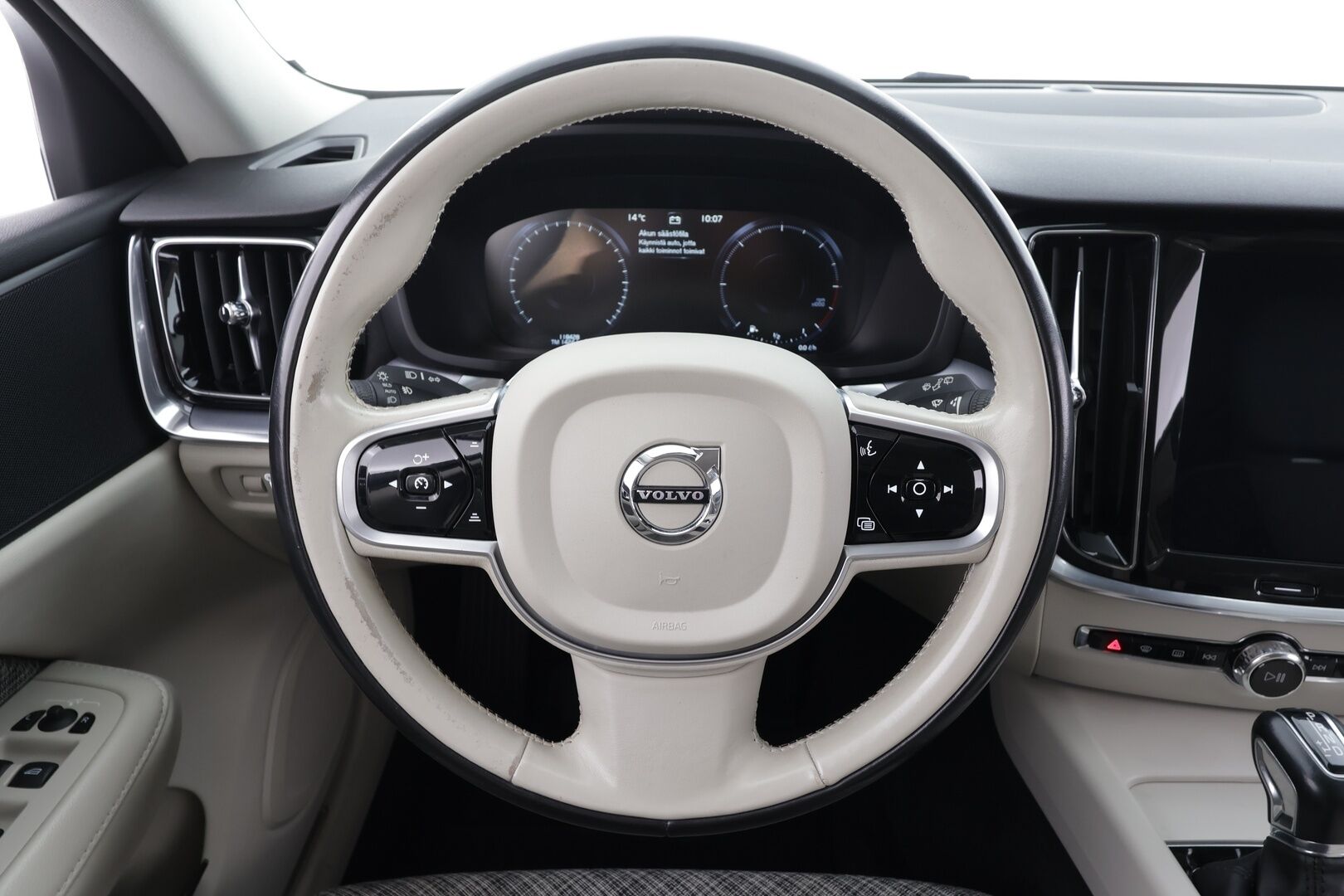 Volvo V60 2019 D3 AWD Momentum aut. * ACC / Koukku / Webasto / P.kamera / Full LED / Navi / Keyless / Puolinahat * - Kahdet renkaat aluvanteilla