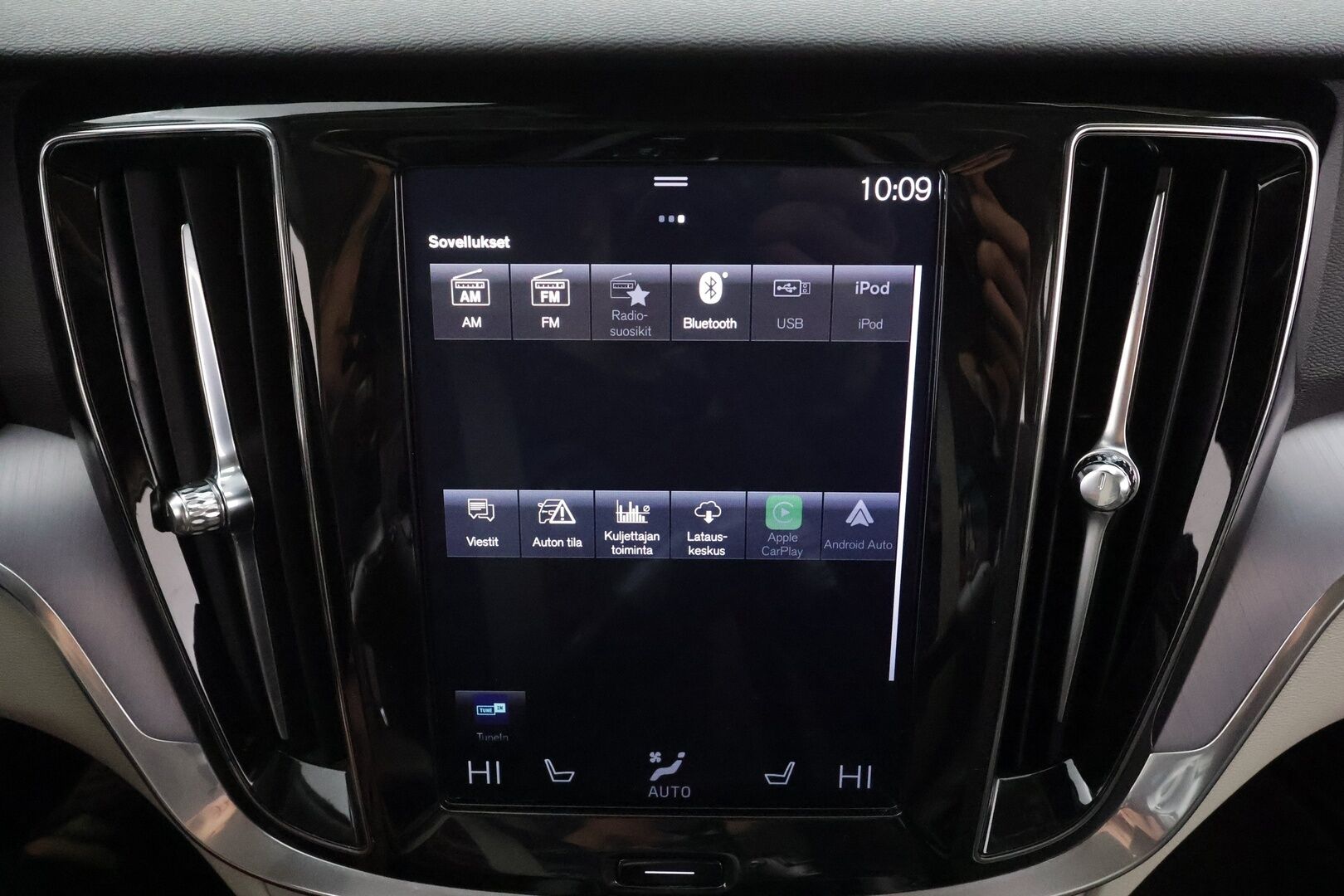 Volvo V60 2019 D3 AWD Momentum aut. * ACC / Koukku / Webasto / P.kamera / Full LED / Navi / Keyless / Puolinahat * - Kahdet renkaat aluvanteilla
