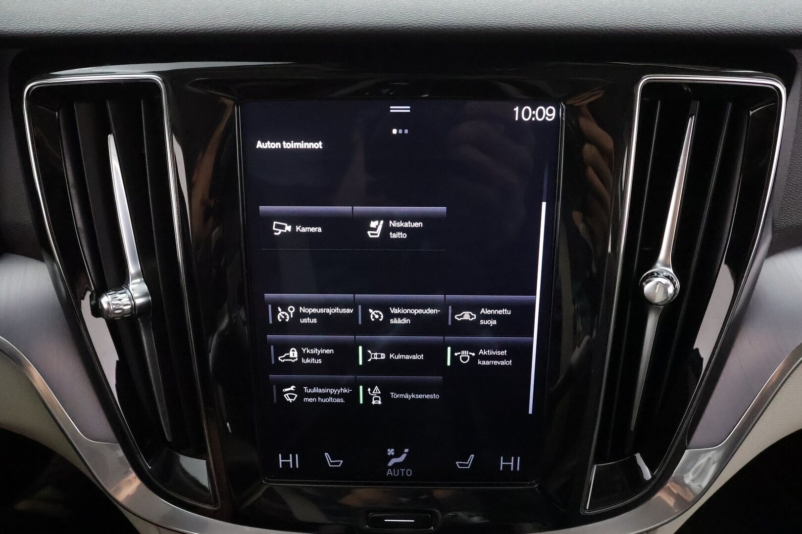Volvo V60 2019 D3 AWD Momentum aut. * ACC / Koukku / Webasto / P.kamera / Full LED / Navi / Keyless / Puolinahat * - Kahdet renkaat aluvanteilla
