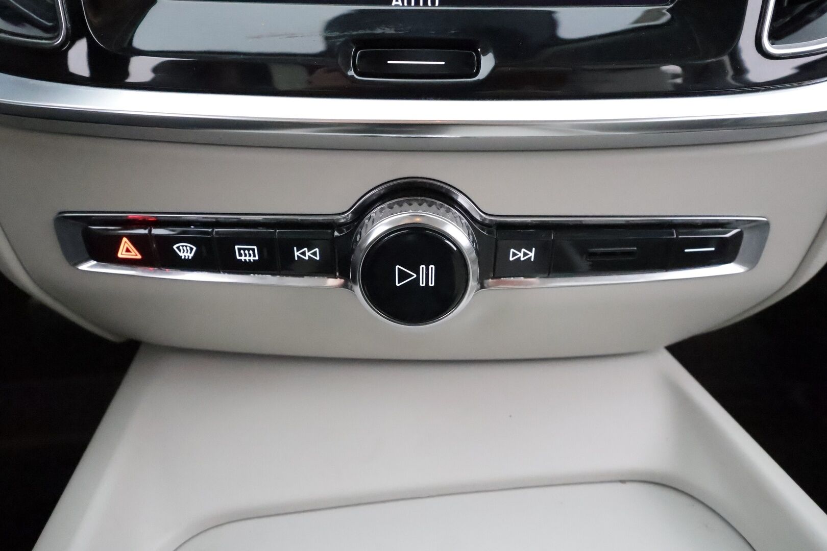 Volvo V60 2019 D3 AWD Momentum aut. * ACC / Koukku / Webasto / P.kamera / Full LED / Navi / Keyless / Puolinahat * - Kahdet renkaat aluvanteilla