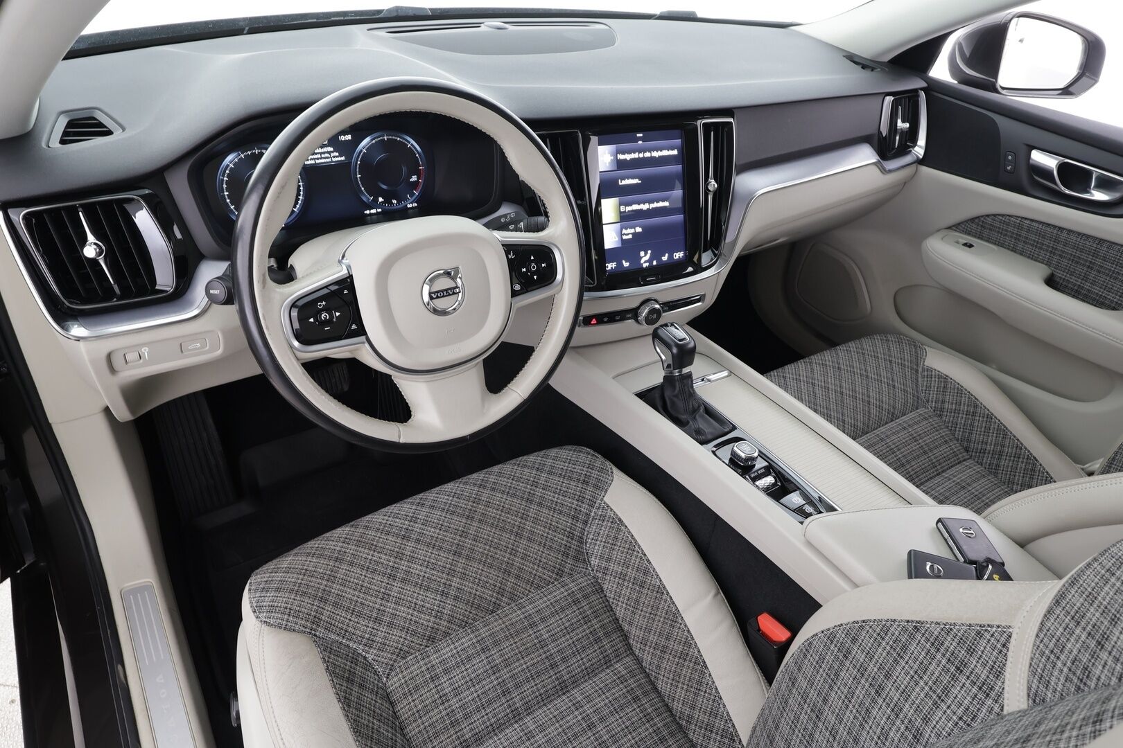 Volvo V60 2019 D3 AWD Momentum aut. * ACC / Koukku / Webasto / P.kamera / Full LED / Navi / Keyless / Puolinahat * - Kahdet renkaat aluvanteilla
