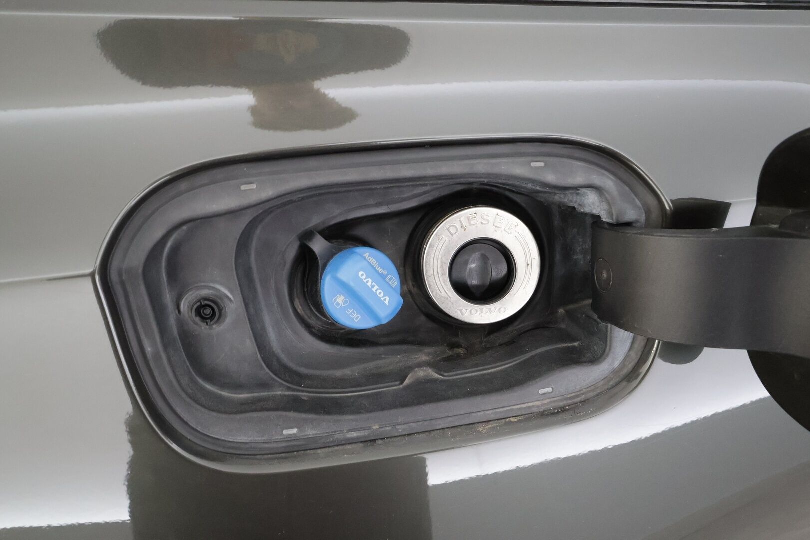 Volvo V60 2019 D3 AWD Momentum aut. * ACC / Koukku / Webasto / P.kamera / Full LED / Navi / Keyless / Puolinahat * - Kahdet renkaat aluvanteilla