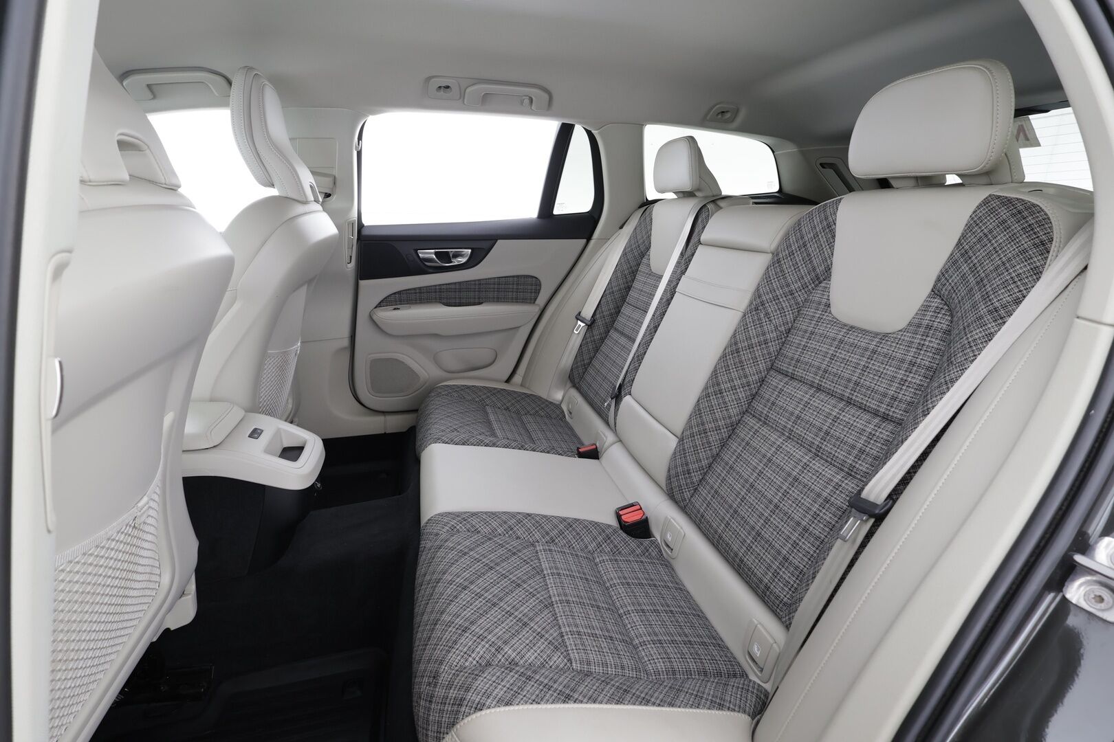 Volvo V60 2019 D3 AWD Momentum aut. * ACC / Koukku / Webasto / P.kamera / Full LED / Navi / Keyless / Puolinahat * - Kahdet renkaat aluvanteilla