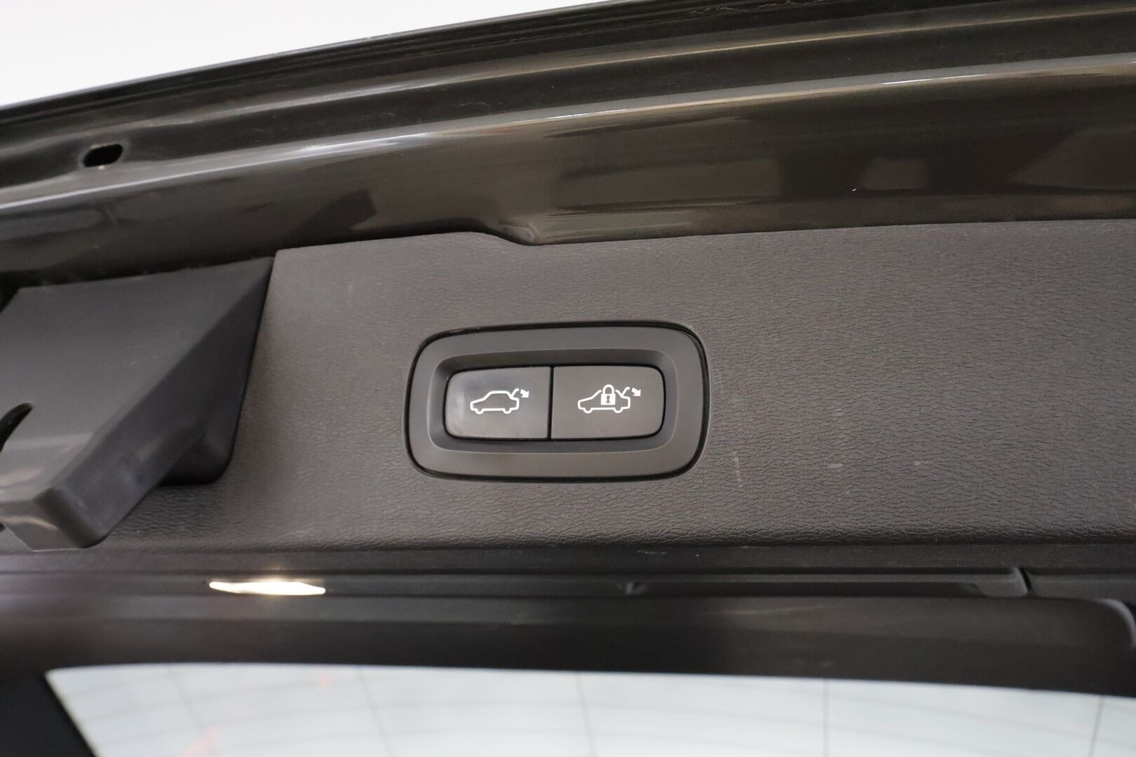 Volvo V60 2019 D3 AWD Momentum aut. * ACC / Koukku / Webasto / P.kamera / Full LED / Navi / Keyless / Puolinahat * - Kahdet renkaat aluvanteilla