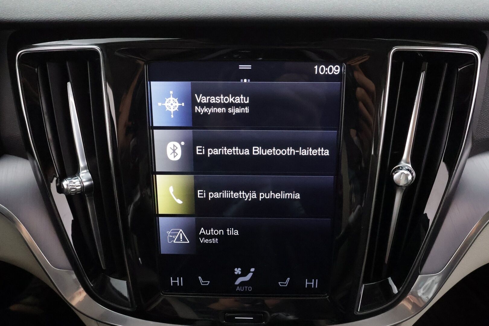 Volvo V60 2019 D3 AWD Momentum aut. * ACC / Koukku / Webasto / P.kamera / Full LED / Navi / Keyless / Puolinahat * - Kahdet renkaat aluvanteilla