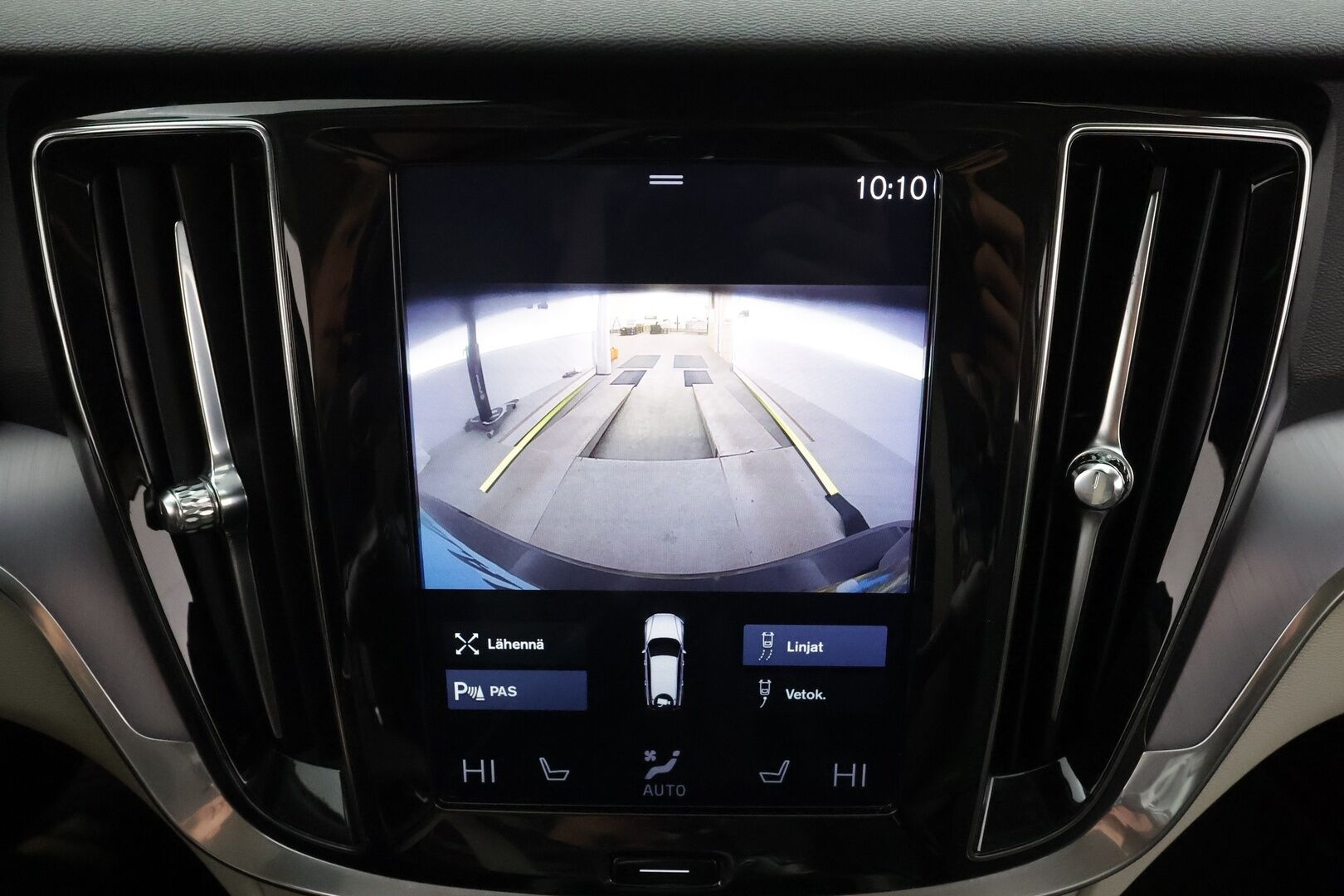 Volvo V60 2019 D3 AWD Momentum aut. * ACC / Koukku / Webasto / P.kamera / Full LED / Navi / Keyless / Puolinahat * - Kahdet renkaat aluvanteilla