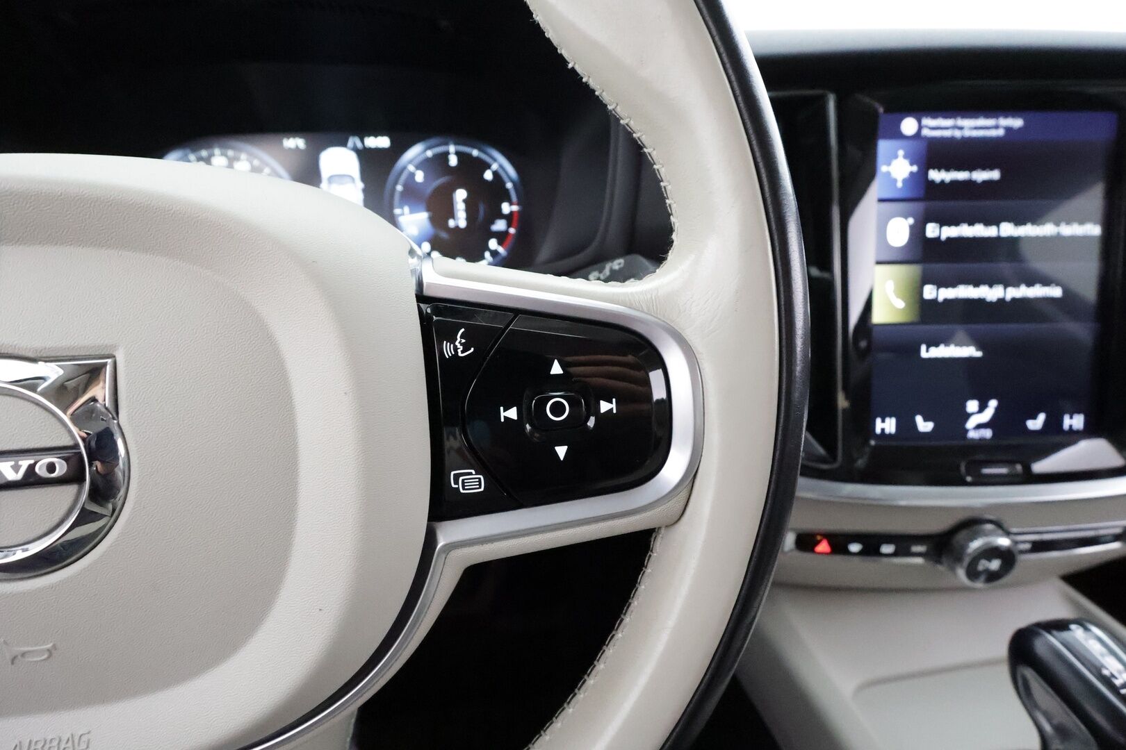 Volvo V60 2019 D3 AWD Momentum aut. * ACC / Koukku / Webasto / P.kamera / Full LED / Navi / Keyless / Puolinahat * - Kahdet renkaat aluvanteilla