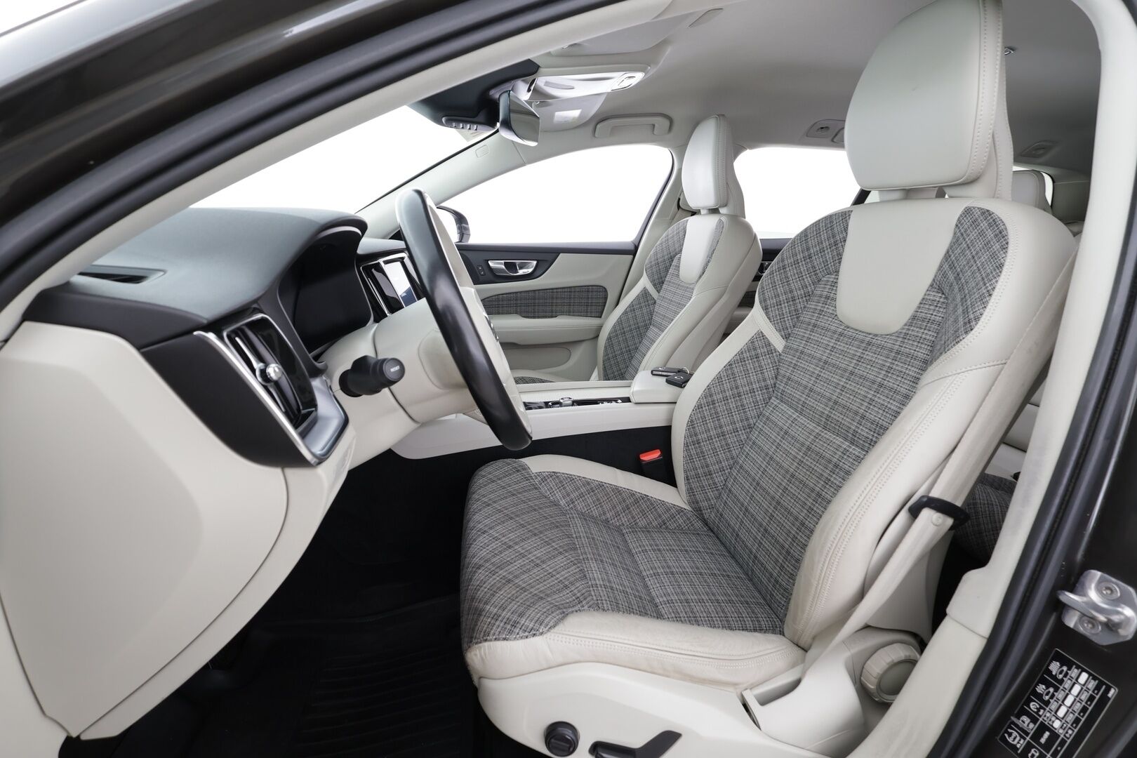Volvo V60 2019 D3 AWD Momentum aut. * ACC / Koukku / Webasto / P.kamera / Full LED / Navi / Keyless / Puolinahat * - Kahdet renkaat aluvanteilla