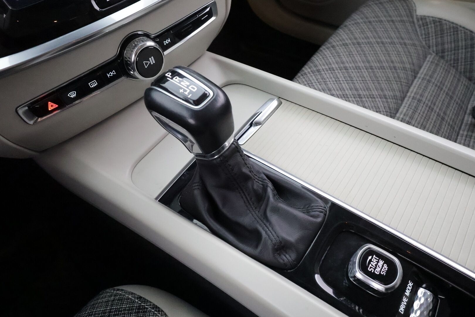 Volvo V60 2019 D3 AWD Momentum aut. * ACC / Koukku / Webasto / P.kamera / Full LED / Navi / Keyless / Puolinahat * - Kahdet renkaat aluvanteilla