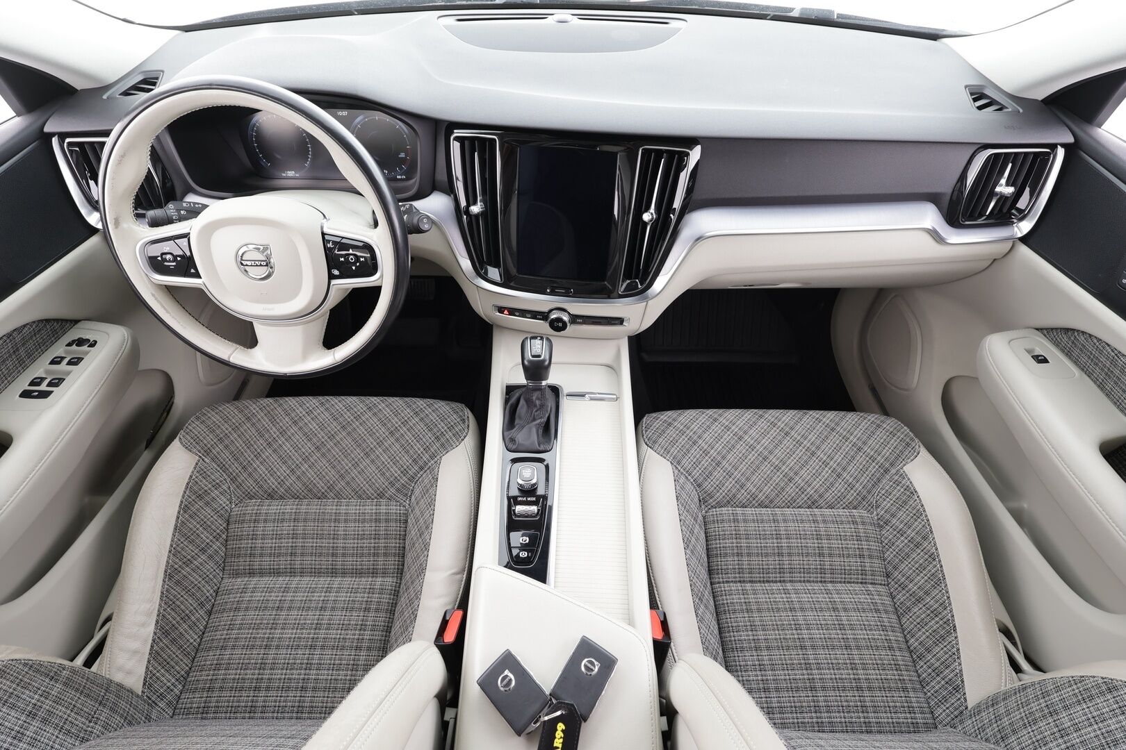 Volvo V60 2019 D3 AWD Momentum aut. * ACC / Koukku / Webasto / P.kamera / Full LED / Navi / Keyless / Puolinahat * - Kahdet renkaat aluvanteilla