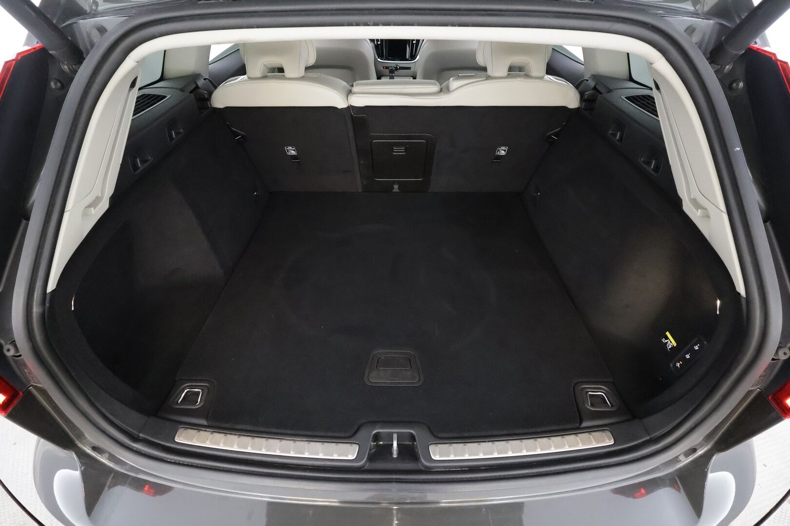Volvo V60 2019 D3 AWD Momentum aut. * ACC / Koukku / Webasto / P.kamera / Full LED / Navi / Keyless / Puolinahat * - Kahdet renkaat aluvanteilla