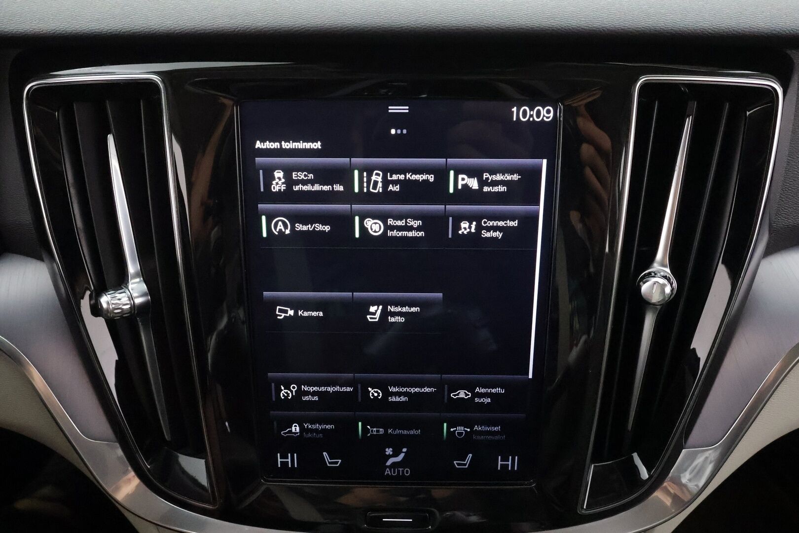 Volvo V60 2019 D3 AWD Momentum aut. * ACC / Koukku / Webasto / P.kamera / Full LED / Navi / Keyless / Puolinahat * - Kahdet renkaat aluvanteilla