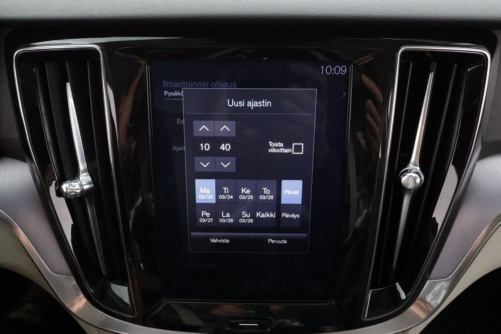 Volvo V60 2019 D3 AWD Momentum aut. * ACC / Koukku / Webasto / P.kamera / Full LED / Navi / Keyless / Puolinahat * - Kahdet renkaat aluvanteilla