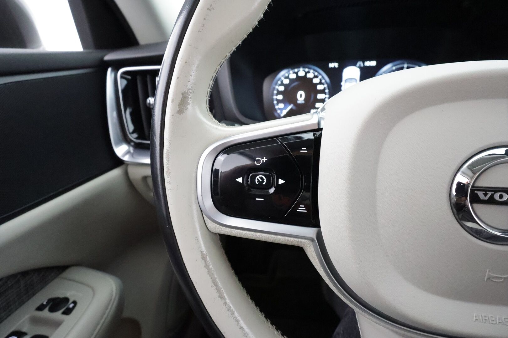 Volvo V60 2019 D3 AWD Momentum aut. * ACC / Koukku / Webasto / P.kamera / Full LED / Navi / Keyless / Puolinahat * - Kahdet renkaat aluvanteilla