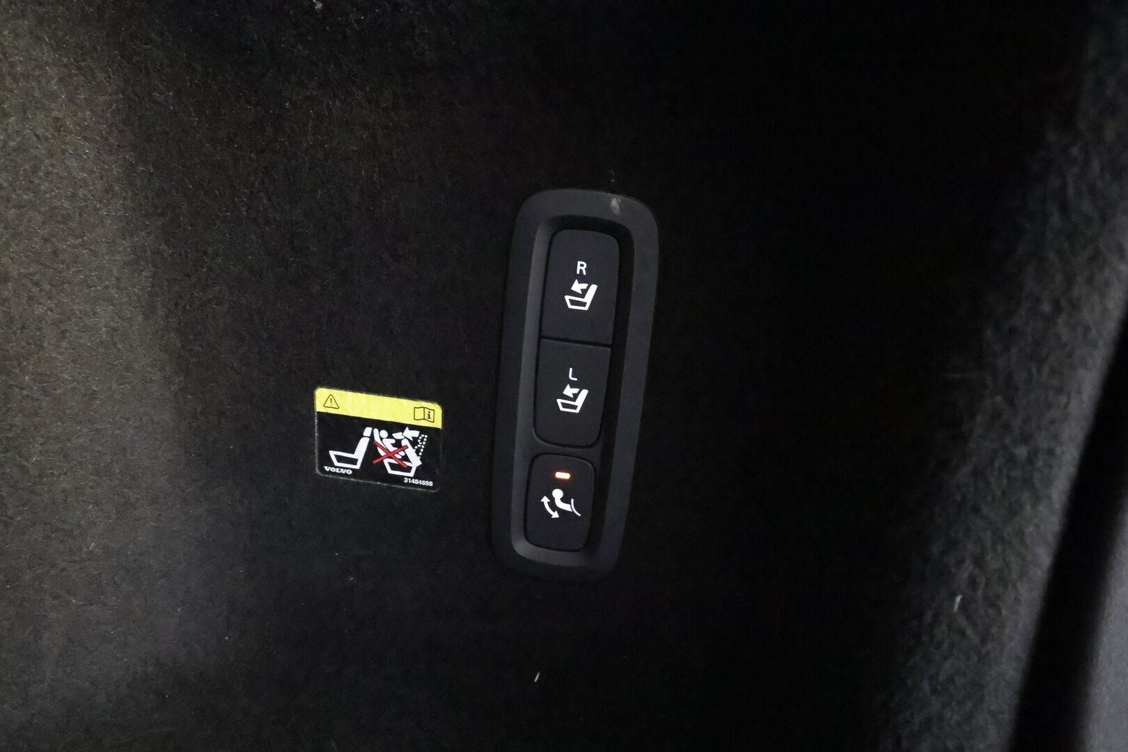 Volvo V60 2019 D3 AWD Momentum aut. * ACC / Koukku / Webasto / P.kamera / Full LED / Navi / Keyless / Puolinahat * - Kahdet renkaat aluvanteilla
