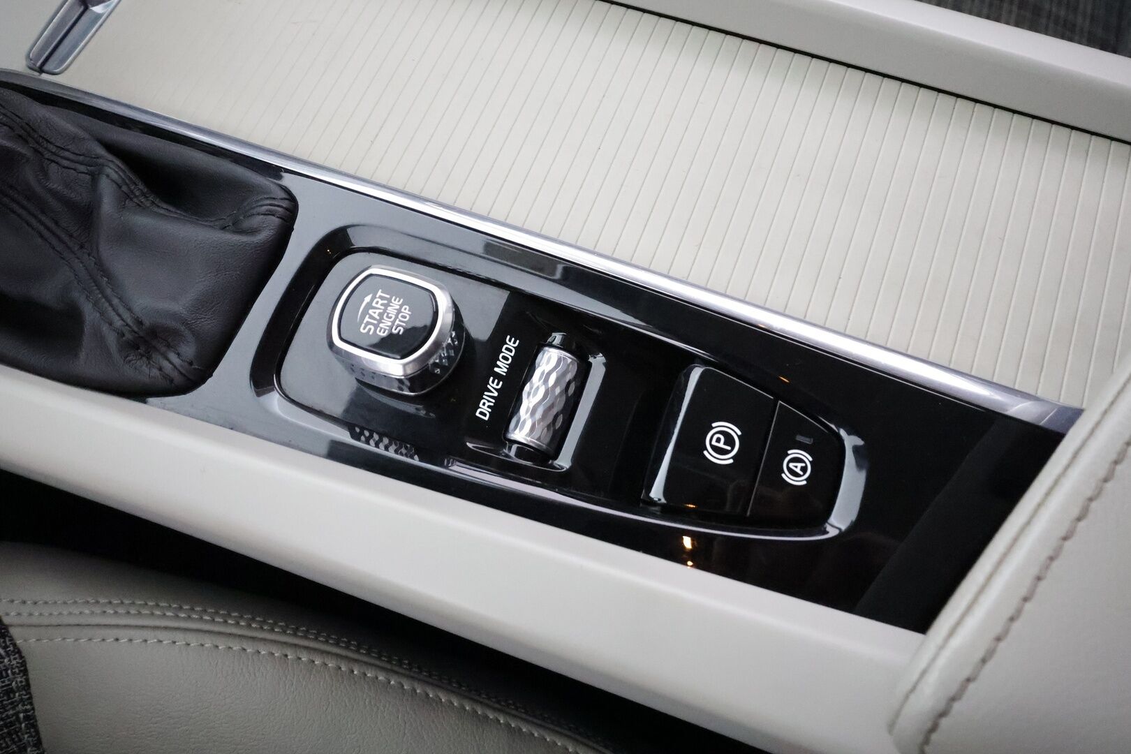Volvo V60 2019 D3 AWD Momentum aut. * ACC / Koukku / Webasto / P.kamera / Full LED / Navi / Keyless / Puolinahat * - Kahdet renkaat aluvanteilla