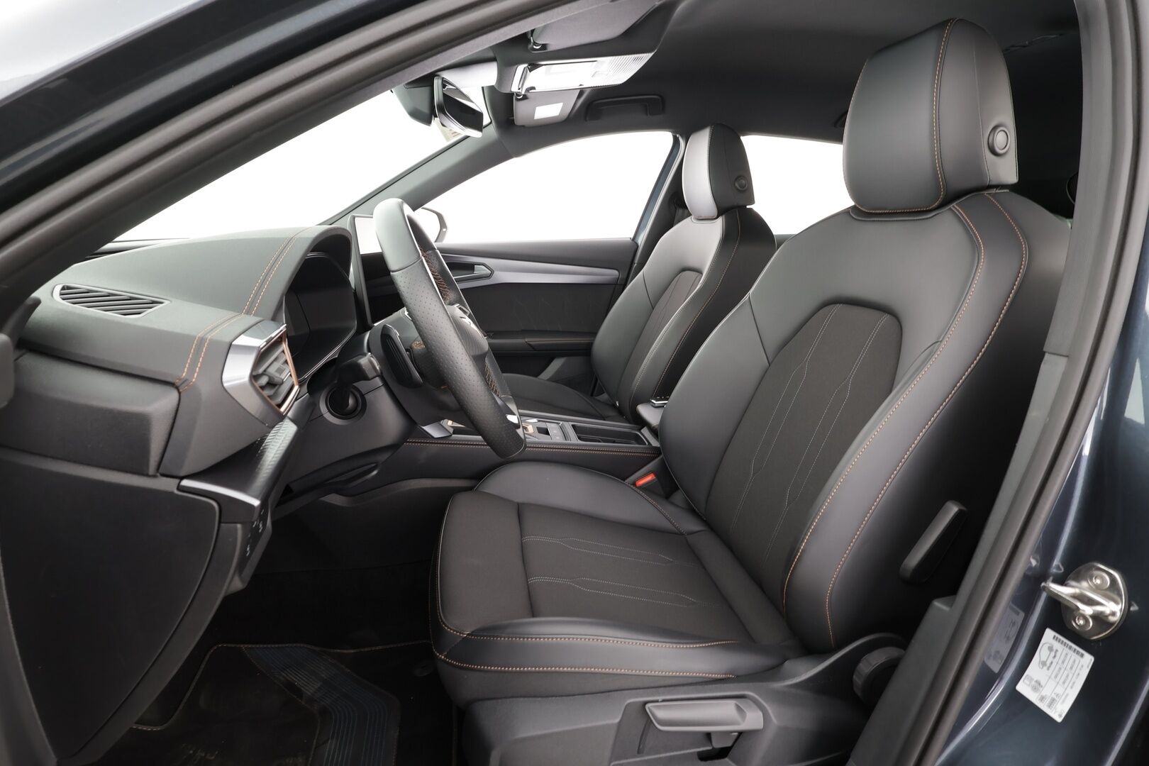 CUPRA FORMENTOR 2025 1.5 eTSI 110 kW MHEV DSG * ACC / P.Kamera / LED / Puolinahat / Kaistavahti / Apple&Android / Keyless* - Kahdet renkaat aluvanteilla / Merkkihuollot