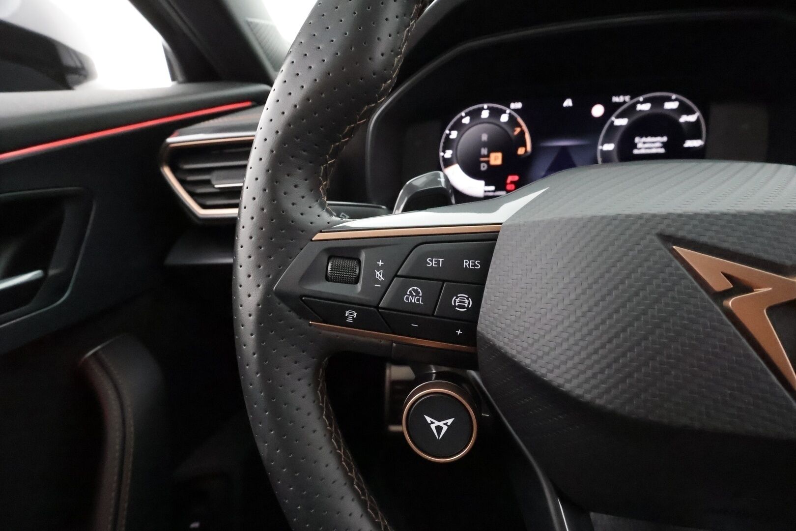 CUPRA FORMENTOR 2025 1.5 eTSI 110 kW MHEV DSG - | ACC | ALV | Facelift | P.kamera | LED | Ambiente | Keylessgo | Apple&Android | Merkkihuollettu | Ratinlämmitin | Kahdet Renkaat |