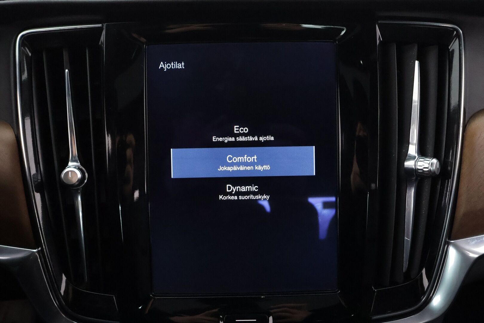 Volvo S90 2017 D5 AWD Inscription aut. * ACC / B&W / HUD / 360° / Webasto / Kattoluukku / Styling Kit / Muistinahat / Full LED / BLIS * - Ilman AD-Blue järjestelmää / Kahdet renkaat aluvanteilla / Supervarusteet - HULLUT AVAJAISHULINAT KORKOTARJOUS 3,29 %