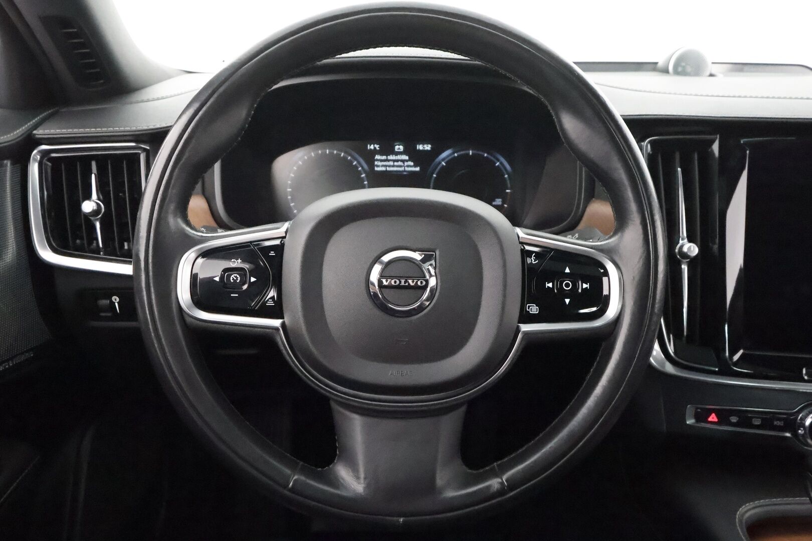 Volvo S90 2017 D5 AWD Inscription aut. * ACC / B&W / HUD / 360° / Webasto / Kattoluukku / Styling Kit / Muistinahat / Full LED / BLIS * - Ilman AD-Blue järjestelmää / Kahdet renkaat aluvanteilla / Supervarusteet - HULLUT AVAJAISHULINAT KORKOTARJOUS 3,29 %