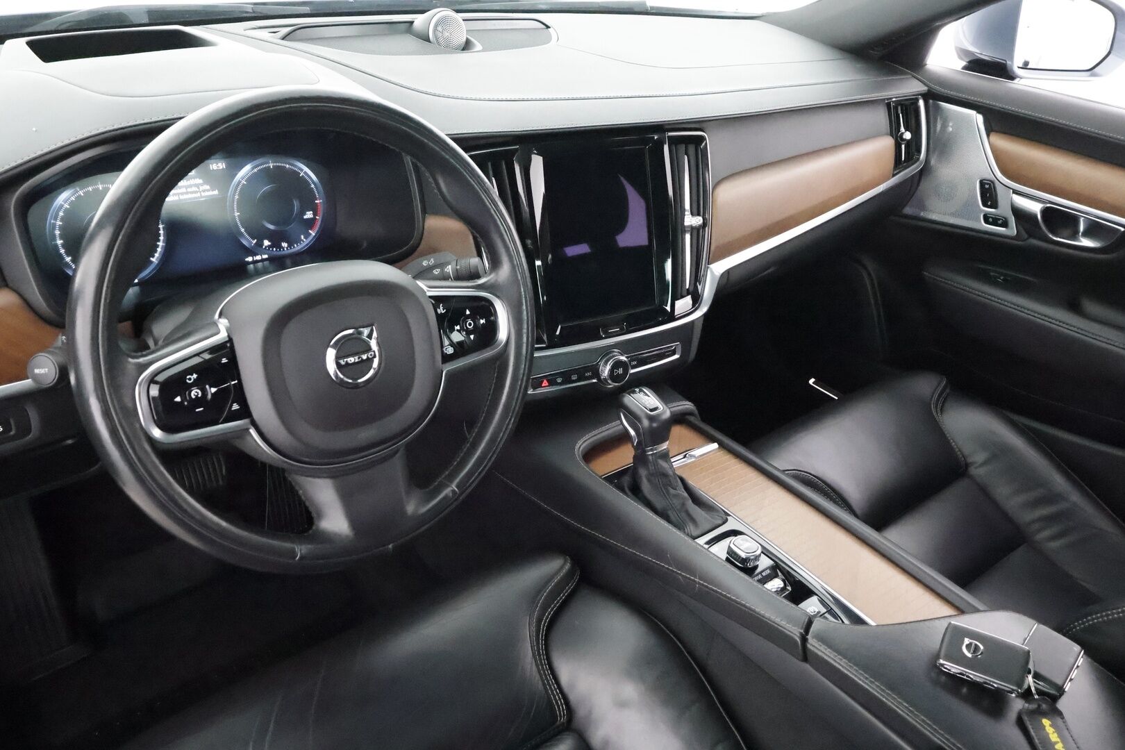 Volvo S90 2017 D5 AWD Inscription aut. * ACC / B&W / HUD / 360° / Webasto / Kattoluukku / Styling Kit / Muistinahat / Full LED / BLIS * - Ilman AD-Blue järjestelmää / Kahdet renkaat aluvanteilla / Supervarusteet - HULLUT AVAJAISHULINAT KORKOTARJOUS 3,29 %