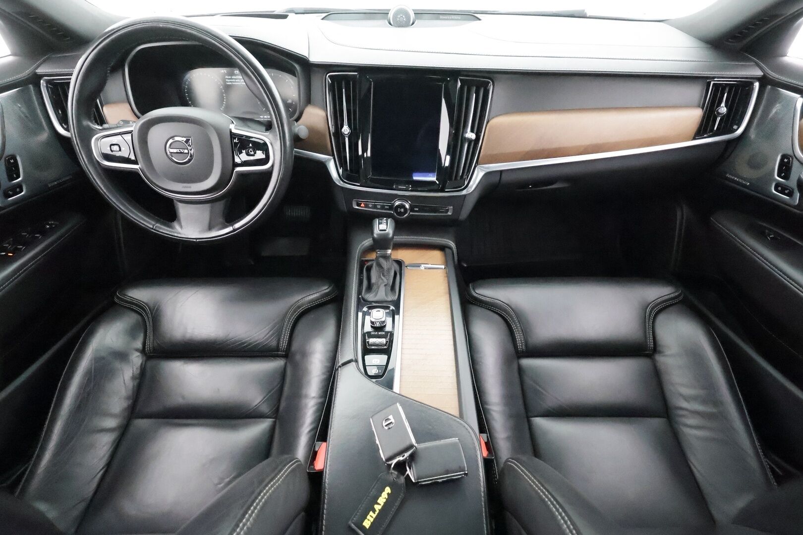 Volvo S90 2017 D5 AWD Inscription aut. * ACC / B&W / HUD / 360° / Webasto / Kattoluukku / Styling Kit / Muistinahat / Full LED / BLIS * - Ilman AD-Blue järjestelmää / Kahdet renkaat aluvanteilla / Supervarusteet - HULLUT AVAJAISHULINAT KORKOTARJOUS 3,29 %