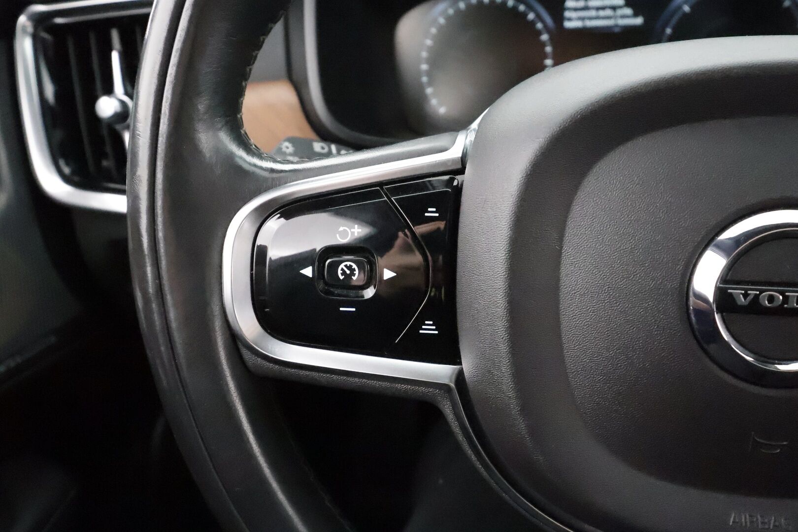 Volvo S90 2017 D5 AWD Inscription aut. * ACC / B&W / HUD / 360° / Webasto / Kattoluukku / Styling Kit / Muistinahat / Full LED / BLIS * - Ilman AD-Blue järjestelmää / Kahdet renkaat aluvanteilla / Supervarusteet - HULLUT AVAJAISHULINAT KORKOTARJOUS 3,29 %