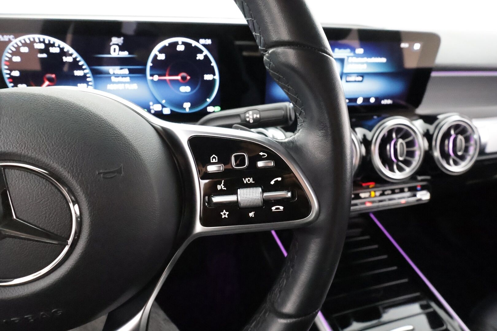 MERCEDES-BENZ EQB 2023 300 4MATIC Business 7-P * Distronic+ / Akkukäyttöinen lisälämmitin / Widescreen / 360-Kamera / High performance LED * - Kahdet Renkaat / Koti & Kauppalaturi