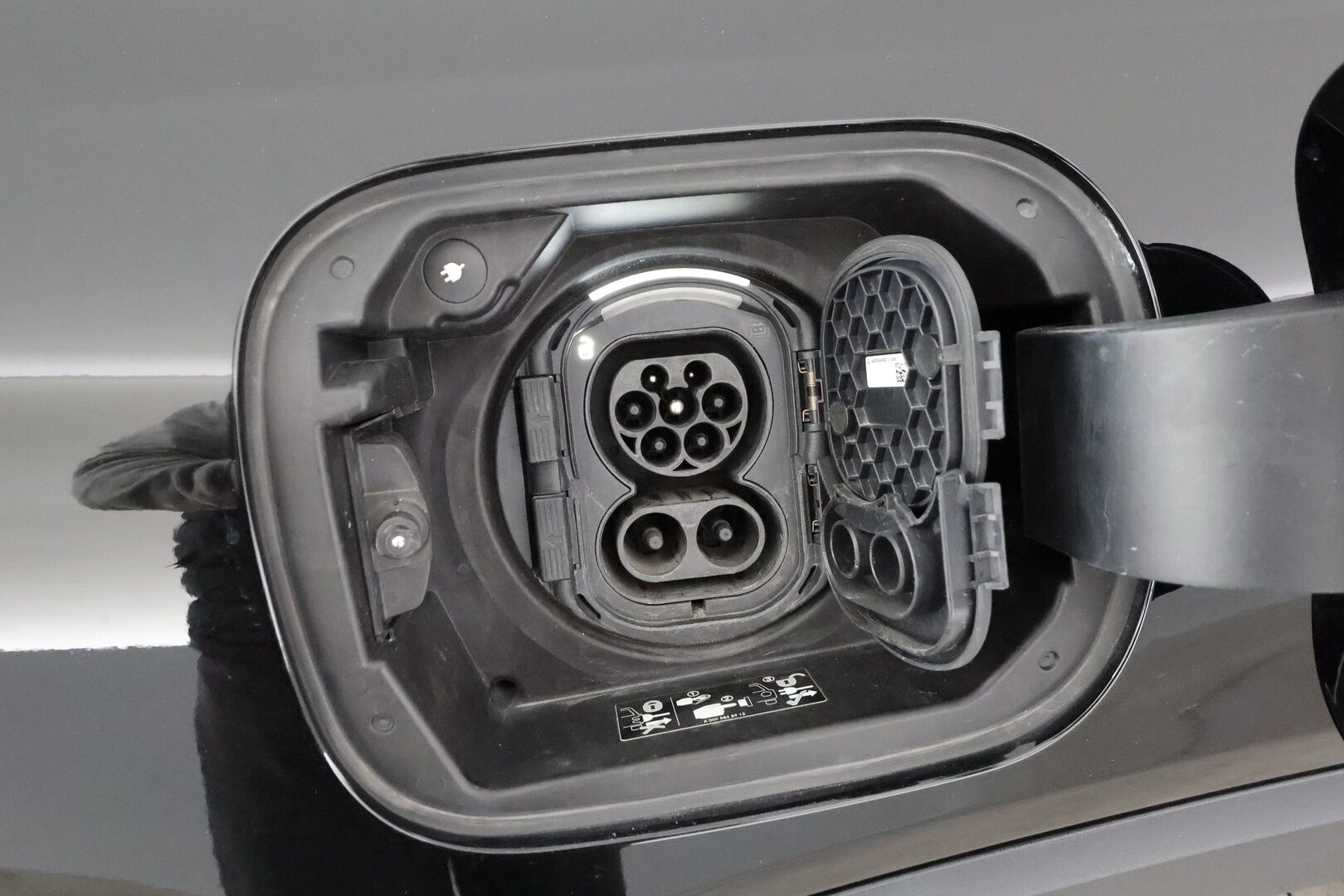 MERCEDES-BENZ EQB 2023 300 4MATIC Business 7-P * Distronic+ / Akkukäyttöinen lisälämmitin / Widescreen / 360-Kamera / High performance LED * - Kahdet Renkaat / Koti & Kauppalaturi