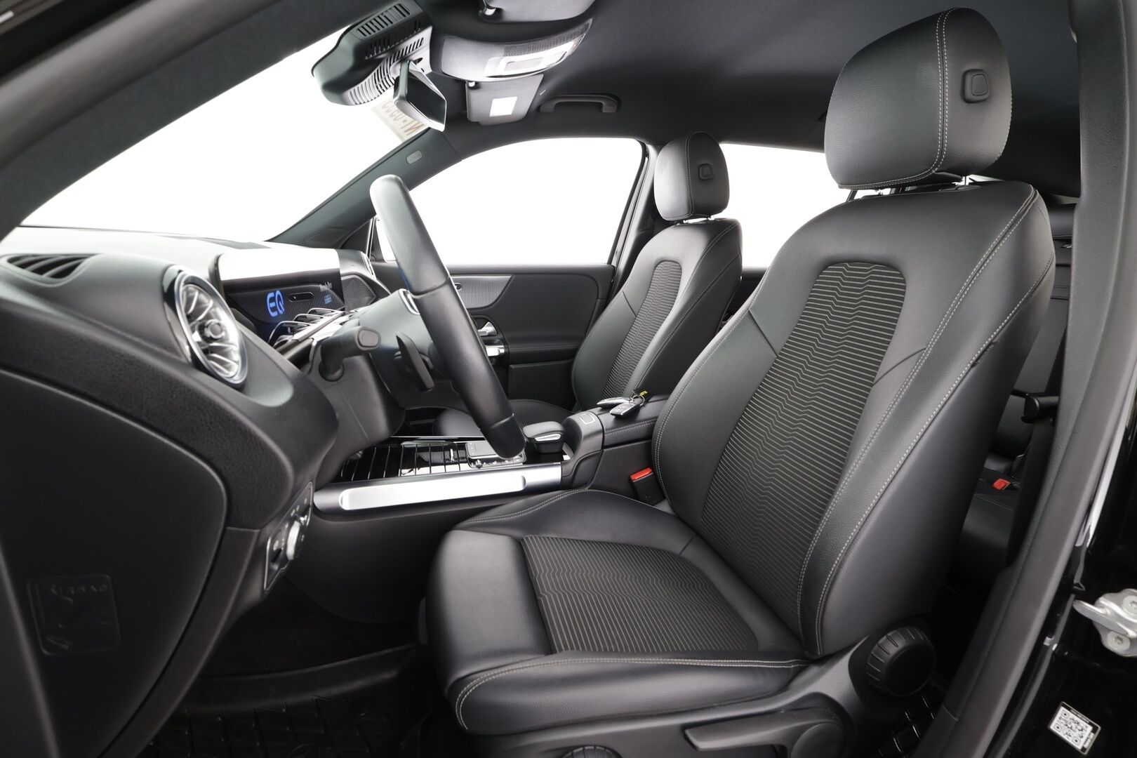 MERCEDES-BENZ EQB 2023 300 4MATIC Business 7-P * Distronic+ / Akkukäyttöinen lisälämmitin / Widescreen / 360-Kamera / High performance LED * - Kahdet Renkaat / Koti & Kauppalaturi