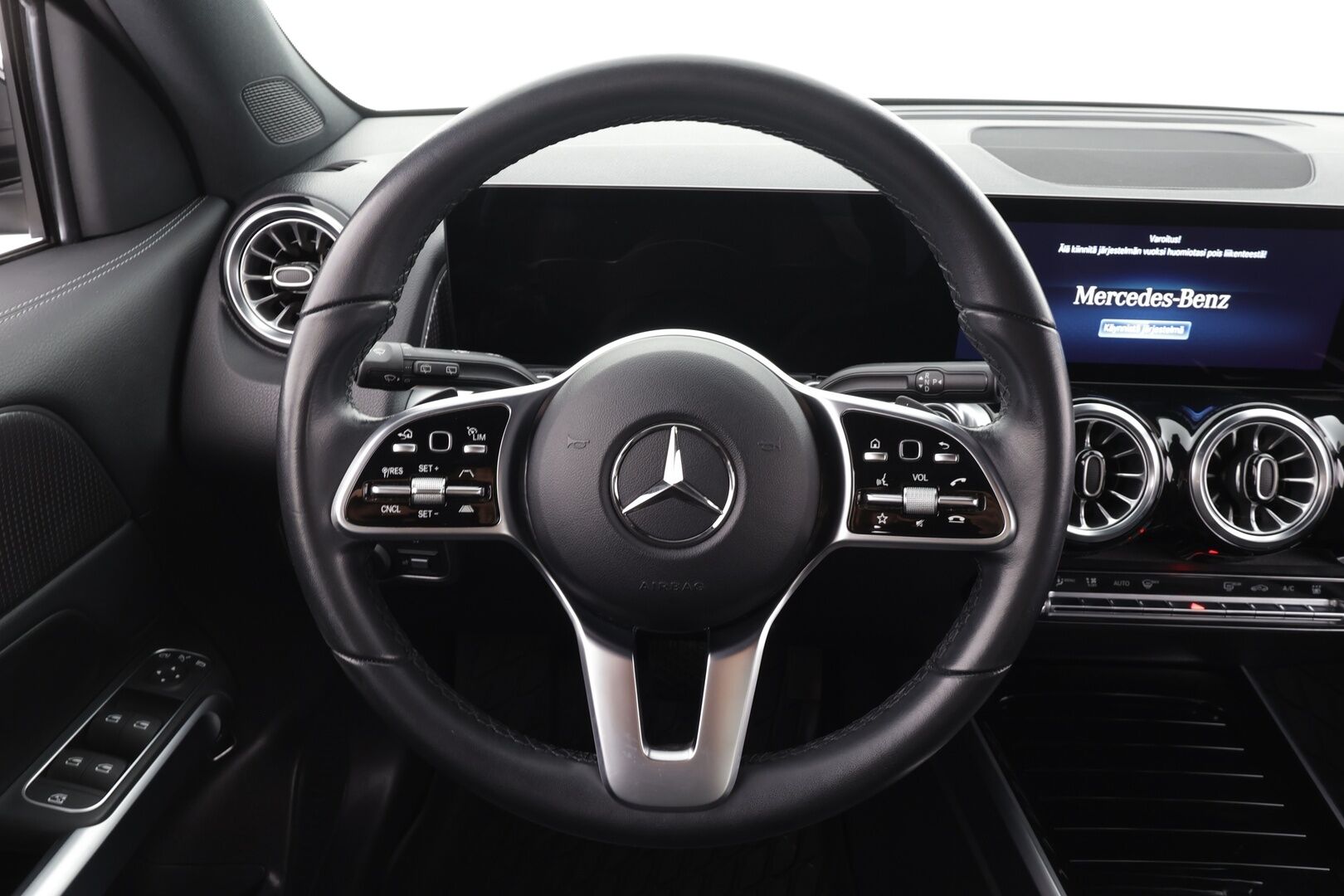 MERCEDES-BENZ EQB 2023 300 4MATIC Business 7-P * Distronic+ / Akkukäyttöinen lisälämmitin / Widescreen / 360-Kamera / High performance LED * - Kahdet Renkaat / Koti & Kauppalaturi
