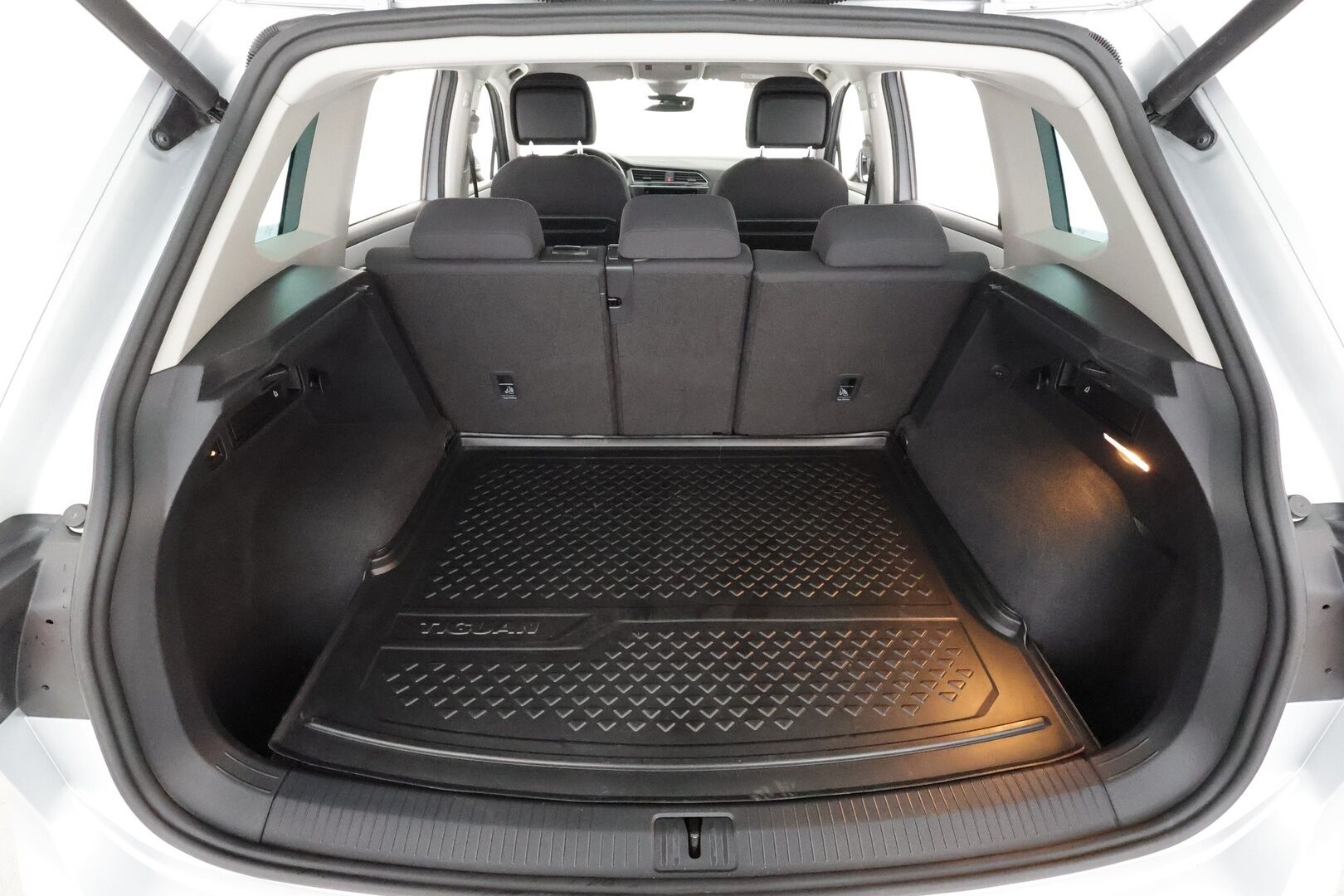 VOLKSWAGEN TIGUAN 2018 1.4TSI 4Motion DSG Highline - * ACC | Koukku | Webasto | 360° | LED | Keyless | Sähköluukku *