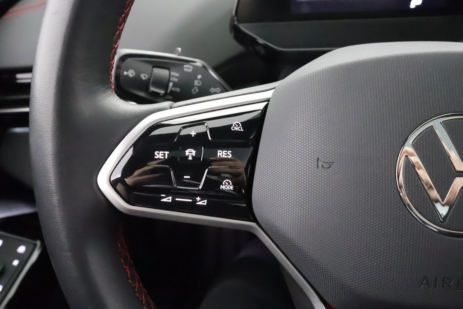 VOLKSWAGEN ID.4 2025 GTX 250 kW 4Motion * ACC / HUD / Akuston esilämmitys / Lasikatto / IQ.Light / Hierovat muistipenkit / Koukku / 360° / H&K * - Facelift / Supervarusteet / Akku kuntotarkastettu