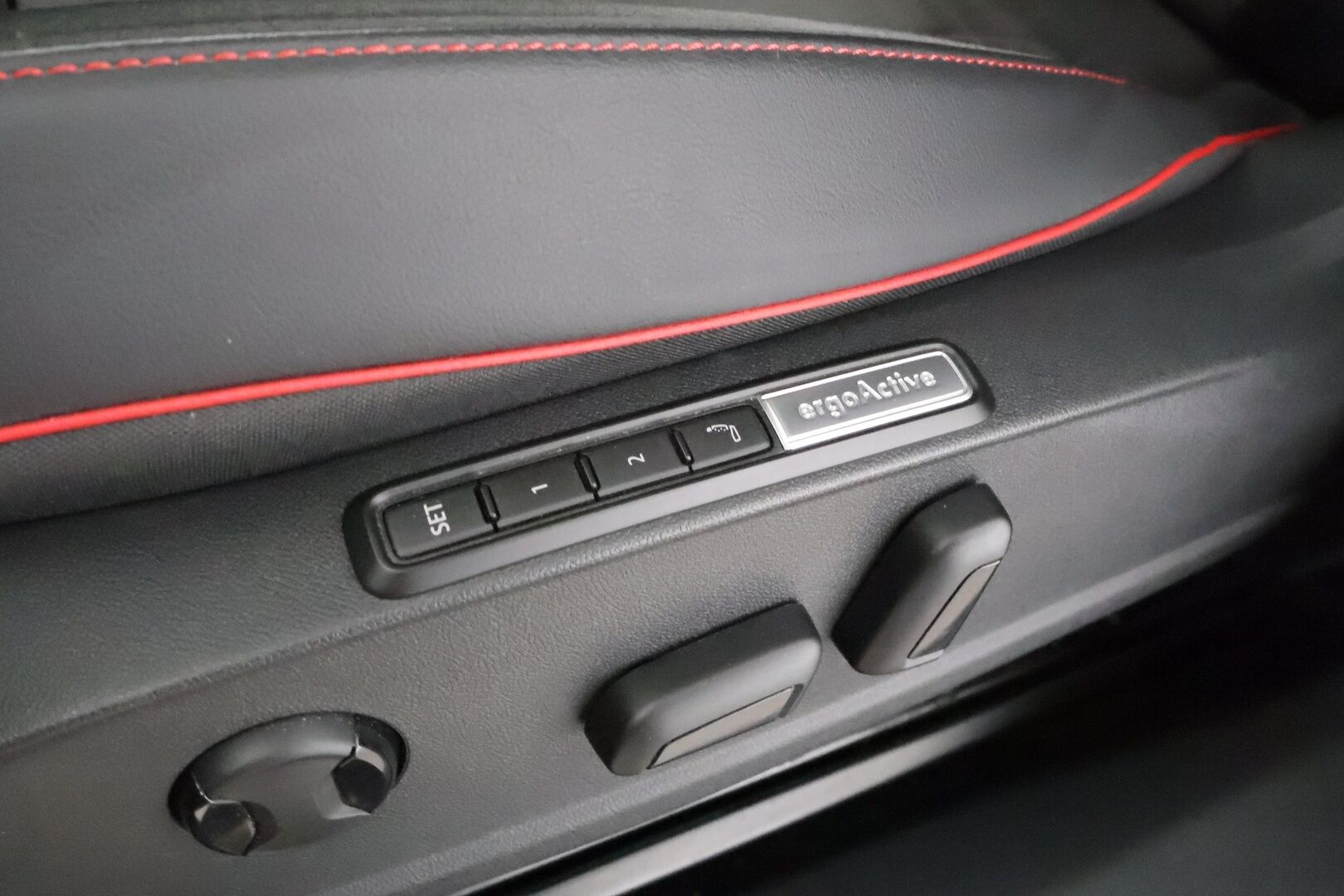 VOLKSWAGEN ID.4 2025 GTX 250 kW 4Motion * ACC / HUD / Akuston esilämmitys / Lasikatto / IQ.Light / Hierovat muistipenkit / Koukku / 360° / H&K * - Facelift / Supervarusteet / Akku kuntotarkastettu