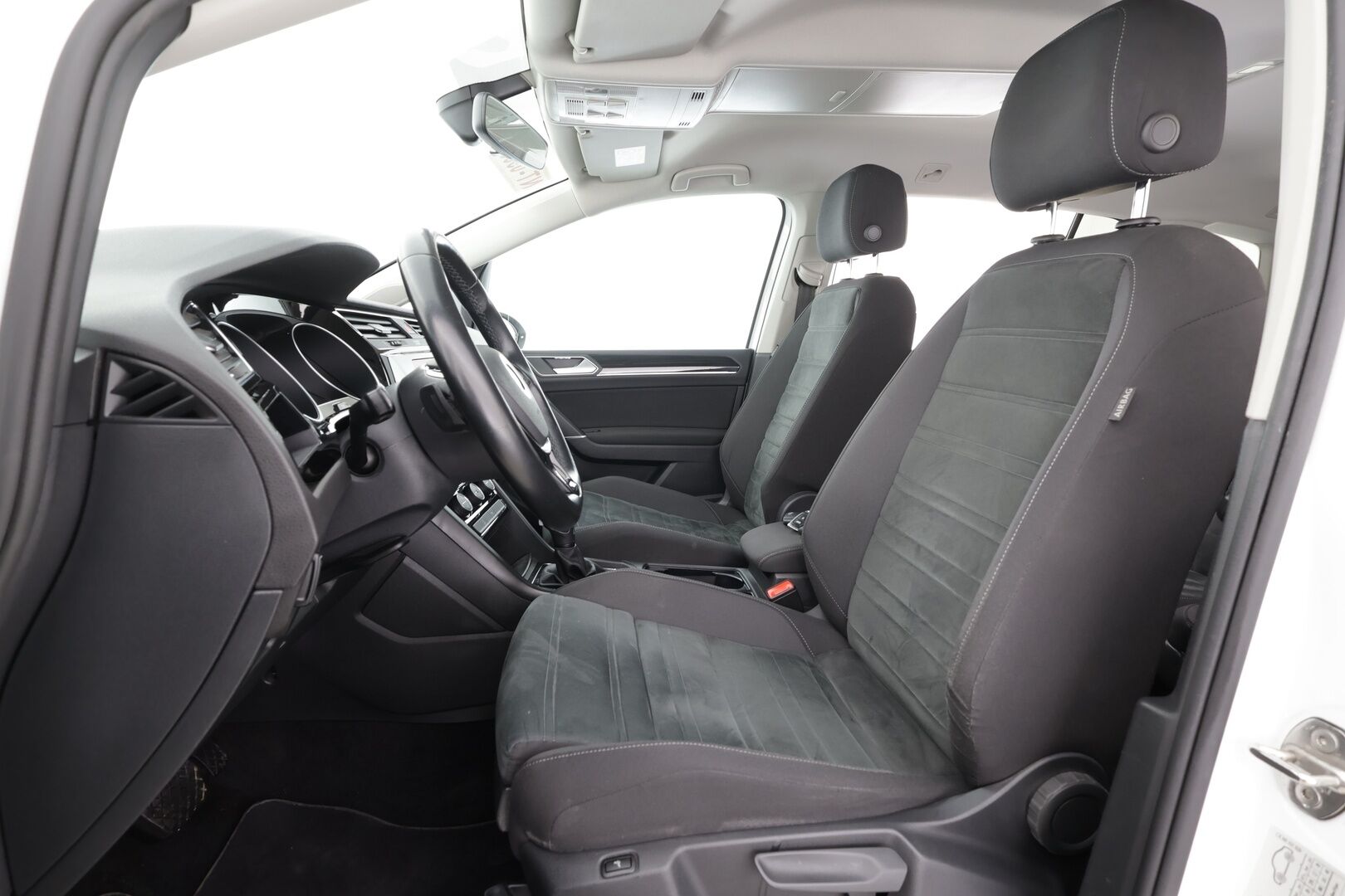 VOLKSWAGEN TOURAN 2022 2.0 TDi 110kW Highline DSG 7-P * ACC / Webasto / Koukku / LED / Navi / P.tutkat / Hierova penkki * - Kahdet renkaat aluvanteilla / Merkkihuollettu / Hyvät varusteet