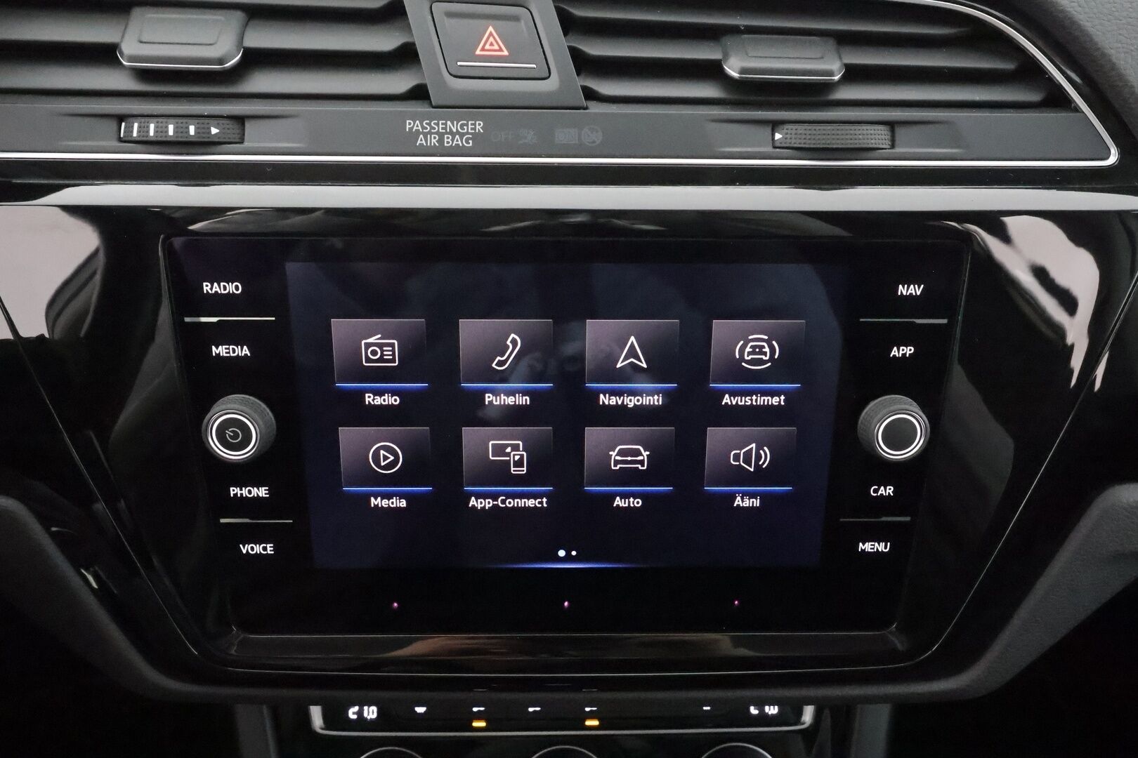 VOLKSWAGEN TOURAN 2022 2.0 TDi 110kW Highline DSG 7-P * ACC / Webasto / Koukku / LED / Navi / P.tutkat / Hierova penkki * - Kahdet renkaat aluvanteilla / Merkkihuollettu / Hyvät varusteet