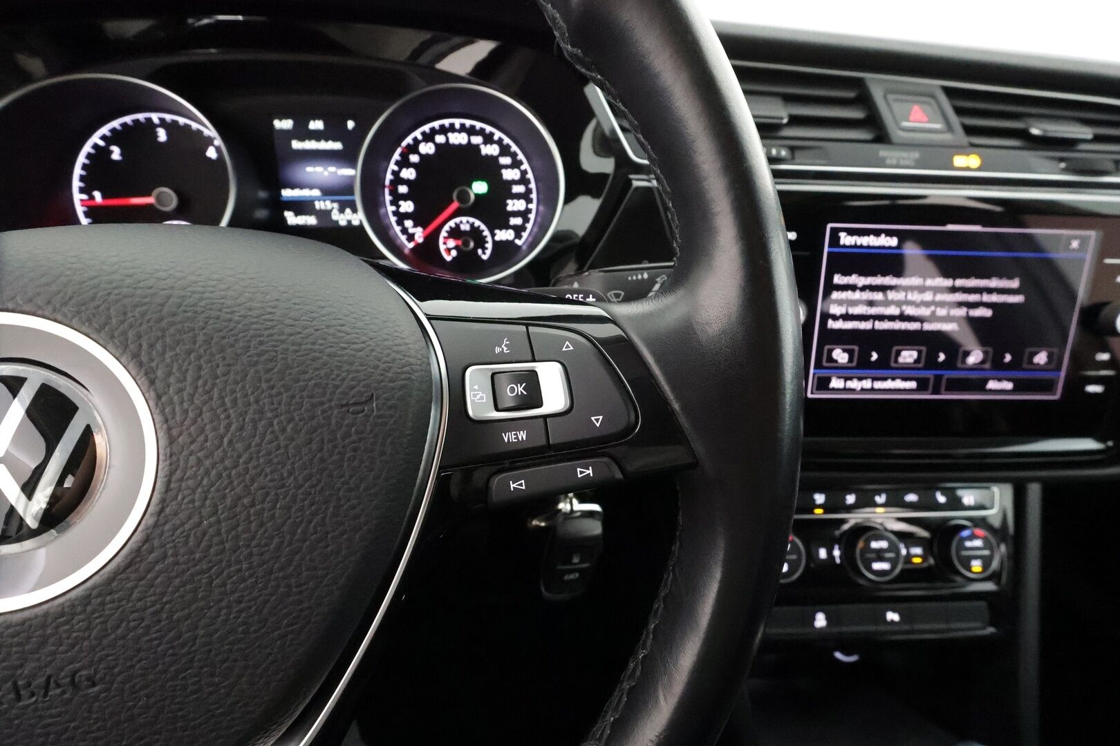 VOLKSWAGEN TOURAN 2022 2.0 TDi 110kW Highline DSG 7-P * ACC / Webasto / Koukku / LED / Navi / P.tutkat / Hierova penkki * - Kahdet renkaat aluvanteilla / Merkkihuollettu / Hyvät varusteet