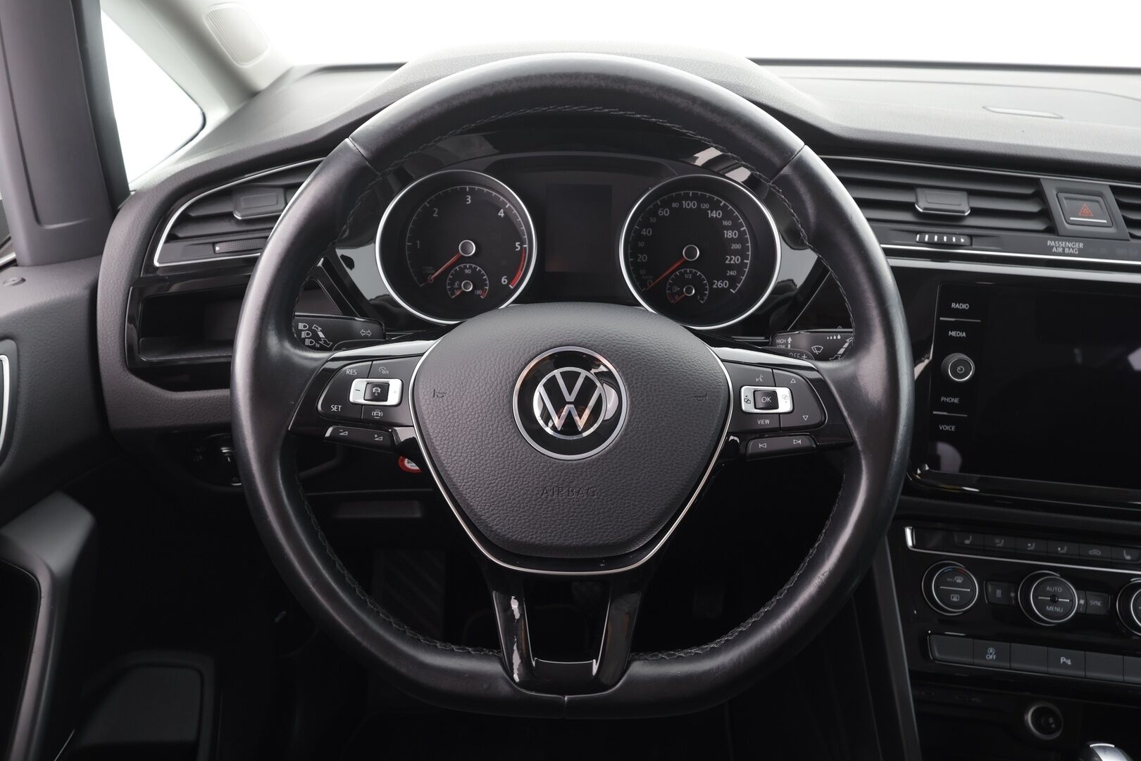 VOLKSWAGEN TOURAN 2022 2.0 TDi 110kW Highline DSG 7-P * ACC / Webasto / Koukku / LED / Navi / P.tutkat / Hierova penkki * - Kahdet renkaat aluvanteilla / Merkkihuollettu / Hyvät varusteet