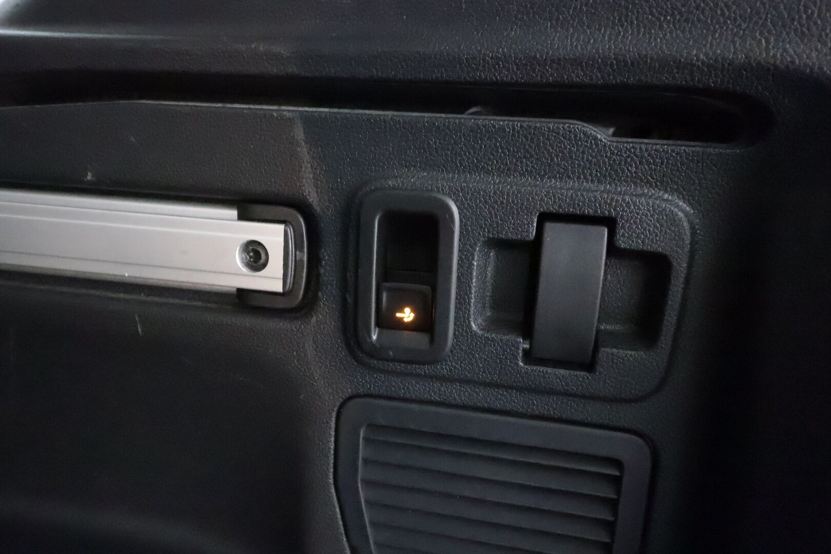 VOLKSWAGEN TOURAN 2022 2.0 TDi 110kW Highline DSG 7-P * ACC / Webasto / Koukku / LED / Navi / P.tutkat / Hierova penkki * - Kahdet renkaat aluvanteilla / Merkkihuollettu / Hyvät varusteet