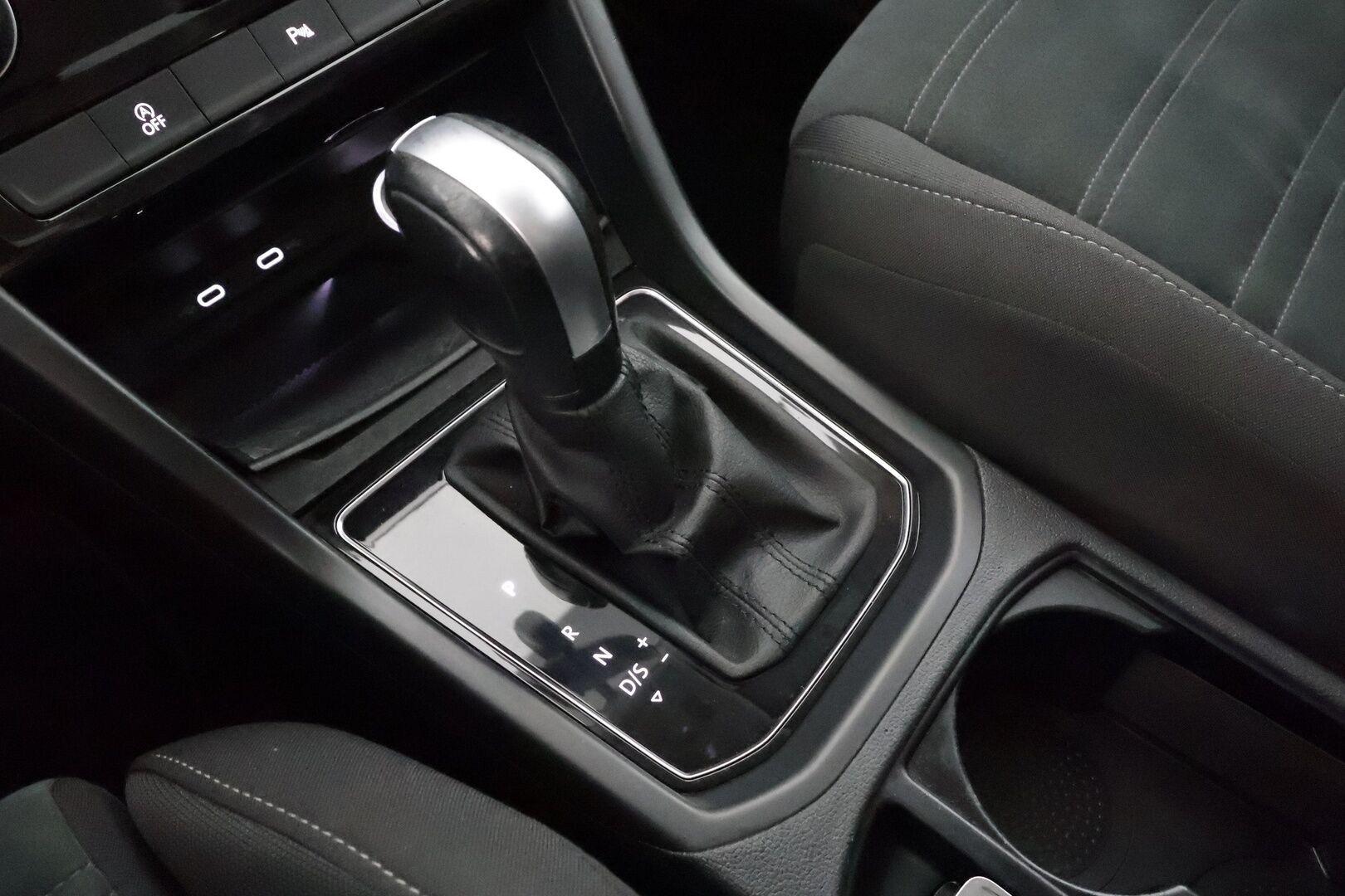 VOLKSWAGEN TOURAN 2022 2.0 TDi 110kW Highline DSG 7-P * ACC / Webasto / Koukku / LED / Navi / P.tutkat / Hierova penkki * - Kahdet renkaat aluvanteilla / Merkkihuollettu / Hyvät varusteet