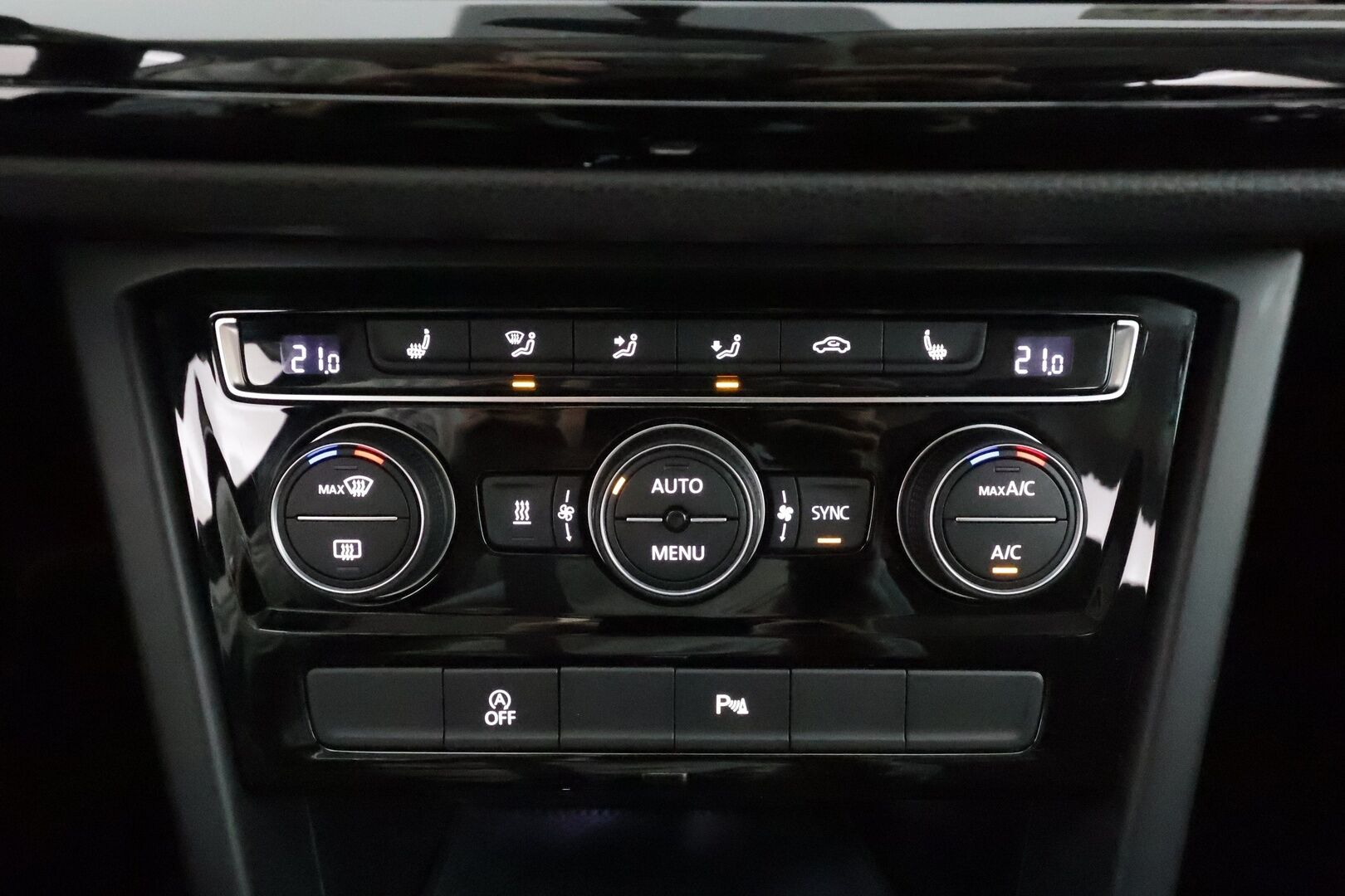 VOLKSWAGEN TOURAN 2022 2.0 TDi 110kW Highline DSG 7-P * ACC / Webasto / Koukku / LED / Navi / P.tutkat / Hierova penkki * - Kahdet renkaat aluvanteilla / Merkkihuollettu / Hyvät varusteet