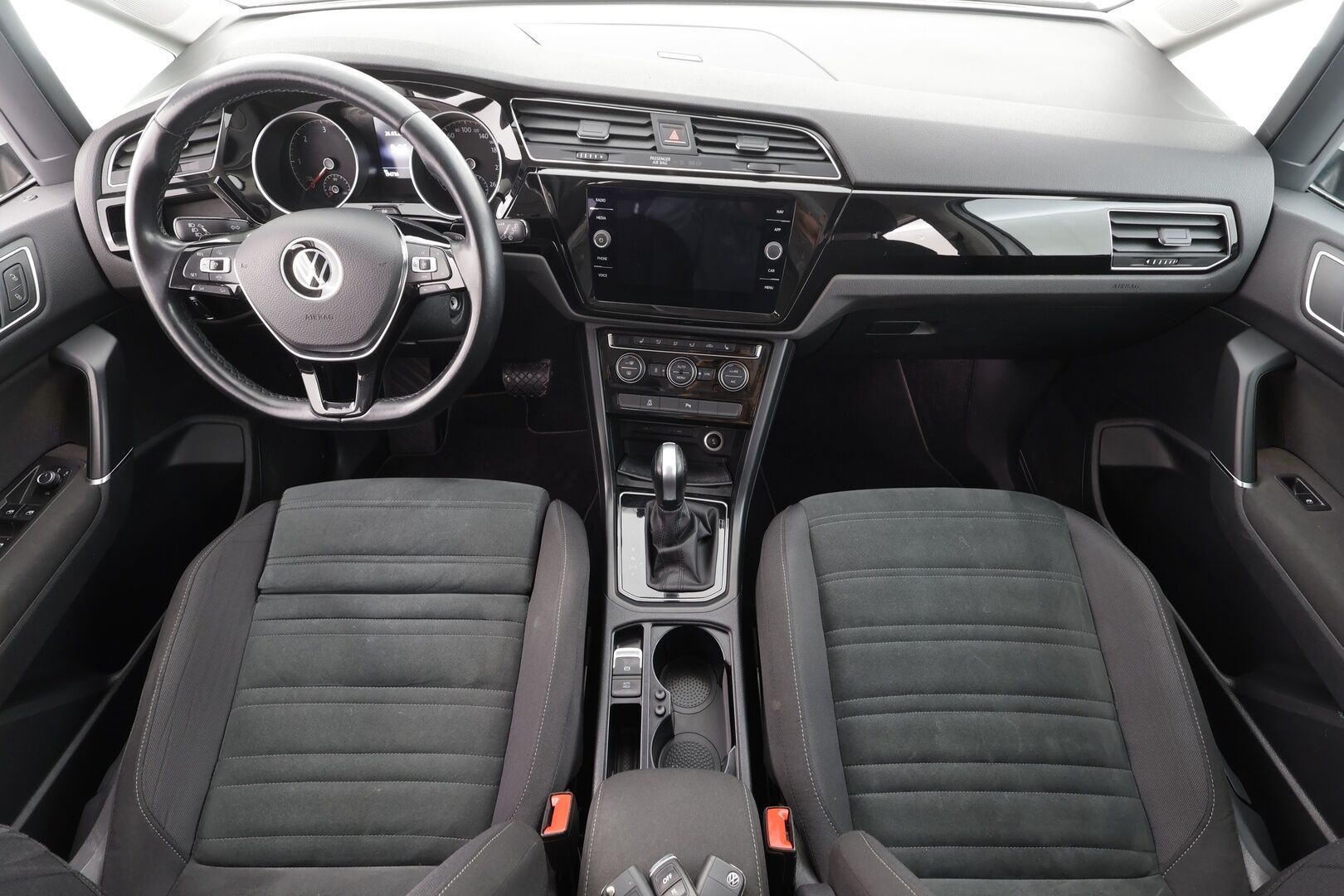 VOLKSWAGEN TOURAN 2022 2.0 TDi 110kW Highline DSG 7-P * ACC / Webasto / Koukku / LED / Navi / P.tutkat / Hierova penkki * - Kahdet renkaat aluvanteilla / Merkkihuollettu / Hyvät varusteet