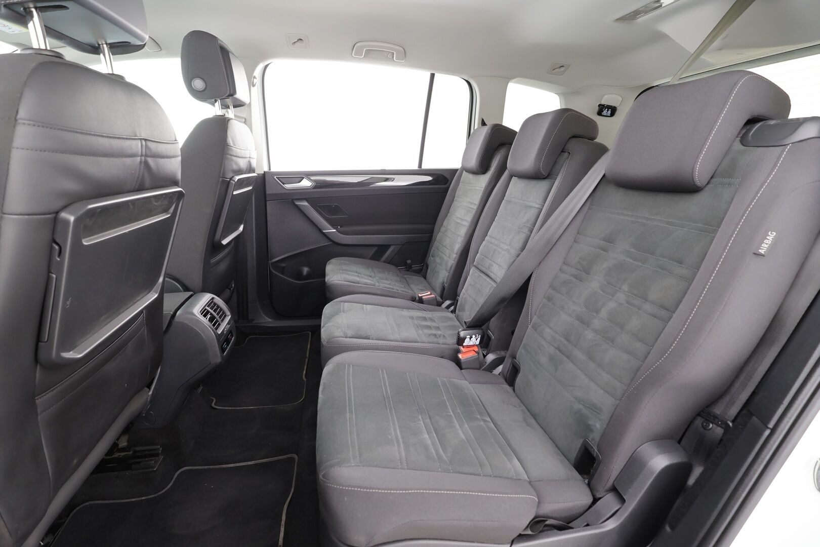 VOLKSWAGEN TOURAN 2022 2.0 TDi 110kW Highline DSG 7-P * ACC / Webasto / Koukku / LED / Navi / P.tutkat / Hierova penkki * - Kahdet renkaat aluvanteilla / Merkkihuollettu / Hyvät varusteet