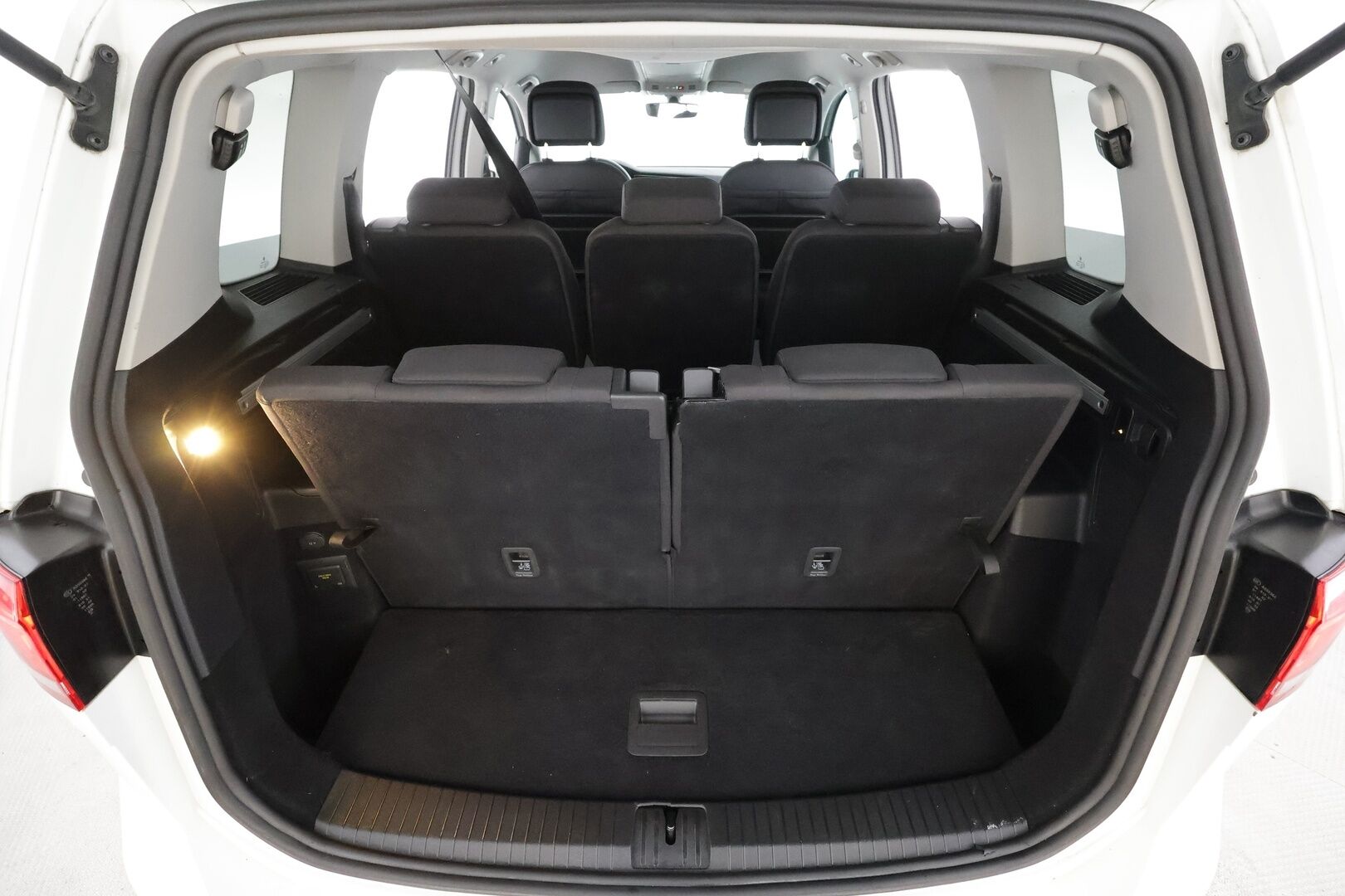 VOLKSWAGEN TOURAN 2022 2.0 TDi 110kW Highline DSG 7-P * ACC / Webasto / Koukku / LED / Navi / P.tutkat / Hierova penkki * - Kahdet renkaat aluvanteilla / Merkkihuollettu / Hyvät varusteet