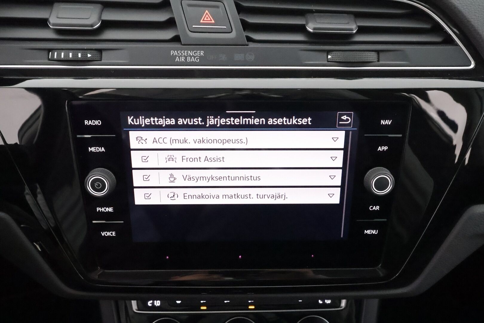 VOLKSWAGEN TOURAN 2022 2.0 TDi 110kW Highline DSG 7-P * ACC / Webasto / Koukku / LED / Navi / P.tutkat / Hierova penkki * - Kahdet renkaat aluvanteilla / Merkkihuollettu / Hyvät varusteet